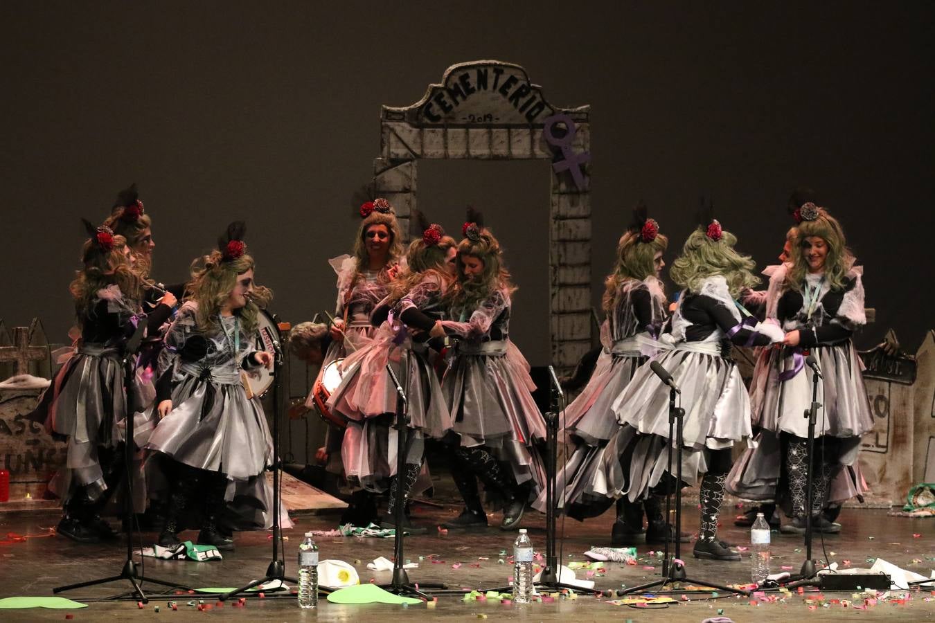 El Cine-Teatro Balboa acogió, anoche, una nueva edición del tradicional 'Certamen de murgas'. Un despliegue de humor, parodia e ironía con el que 'Los Pasotas', 'Las Inesperadas 2.0' y 'Los Carapipas' sedujeron al público asistente. Más allá del colorido y la extravagancia de sus trajes, sus letras exteriorizaron inquietudes y preocupaciones, convirtiéndose en fiel reflejo de la sociedad jerezana. Pasodobles, cuplés y popurrís, compuestos por letras reivindicativas, críticas, de agradecimiento y homenaje, volvieron, un año más, a subirse al escenario.