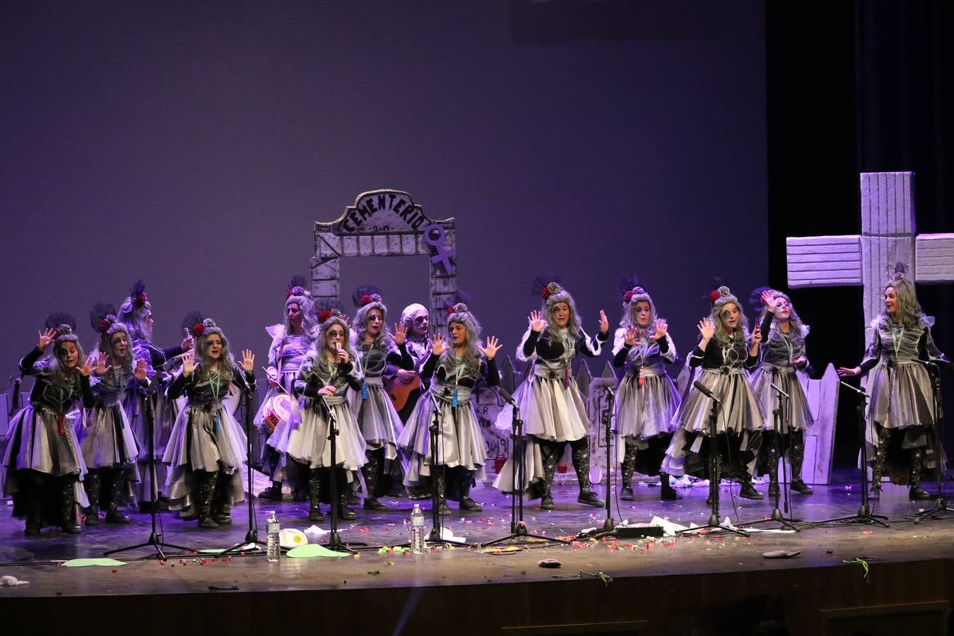 El Cine-Teatro Balboa acogió, anoche, una nueva edición del tradicional 'Certamen de murgas'. Un despliegue de humor, parodia e ironía con el que 'Los Pasotas', 'Las Inesperadas 2.0' y 'Los Carapipas' sedujeron al público asistente. Más allá del colorido y la extravagancia de sus trajes, sus letras exteriorizaron inquietudes y preocupaciones, convirtiéndose en fiel reflejo de la sociedad jerezana. Pasodobles, cuplés y popurrís, compuestos por letras reivindicativas, críticas, de agradecimiento y homenaje, volvieron, un año más, a subirse al escenario.