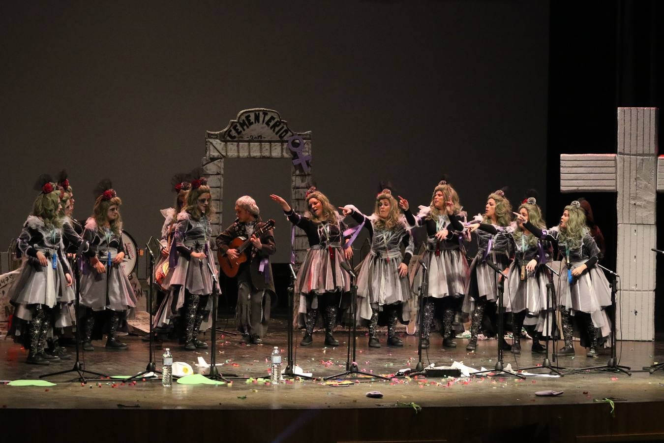 El Cine-Teatro Balboa acogió, anoche, una nueva edición del tradicional 'Certamen de murgas'. Un despliegue de humor, parodia e ironía con el que 'Los Pasotas', 'Las Inesperadas 2.0' y 'Los Carapipas' sedujeron al público asistente. Más allá del colorido y la extravagancia de sus trajes, sus letras exteriorizaron inquietudes y preocupaciones, convirtiéndose en fiel reflejo de la sociedad jerezana. Pasodobles, cuplés y popurrís, compuestos por letras reivindicativas, críticas, de agradecimiento y homenaje, volvieron, un año más, a subirse al escenario.