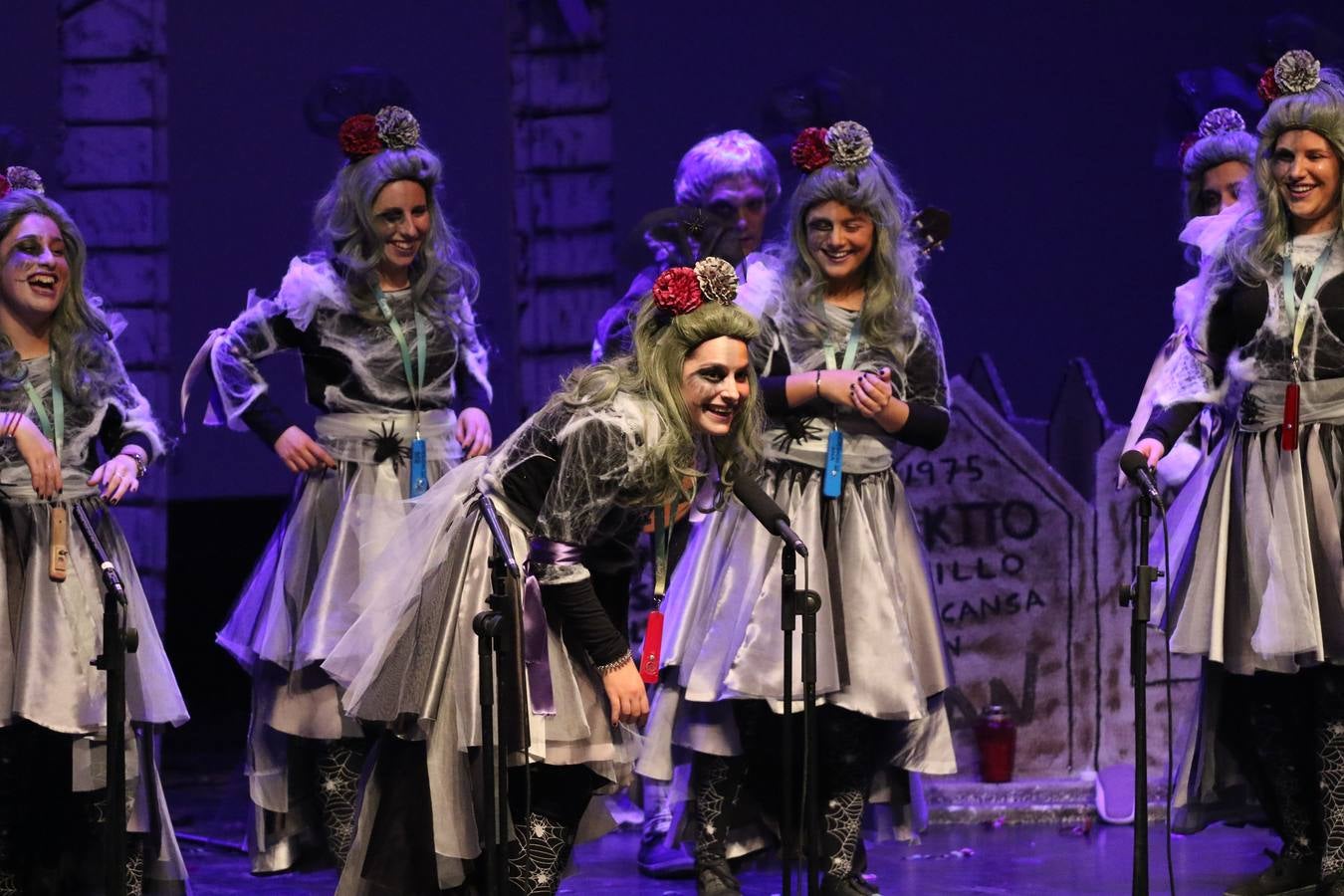 El Cine-Teatro Balboa acogió, anoche, una nueva edición del tradicional 'Certamen de murgas'. Un despliegue de humor, parodia e ironía con el que 'Los Pasotas', 'Las Inesperadas 2.0' y 'Los Carapipas' sedujeron al público asistente. Más allá del colorido y la extravagancia de sus trajes, sus letras exteriorizaron inquietudes y preocupaciones, convirtiéndose en fiel reflejo de la sociedad jerezana. Pasodobles, cuplés y popurrís, compuestos por letras reivindicativas, críticas, de agradecimiento y homenaje, volvieron, un año más, a subirse al escenario.