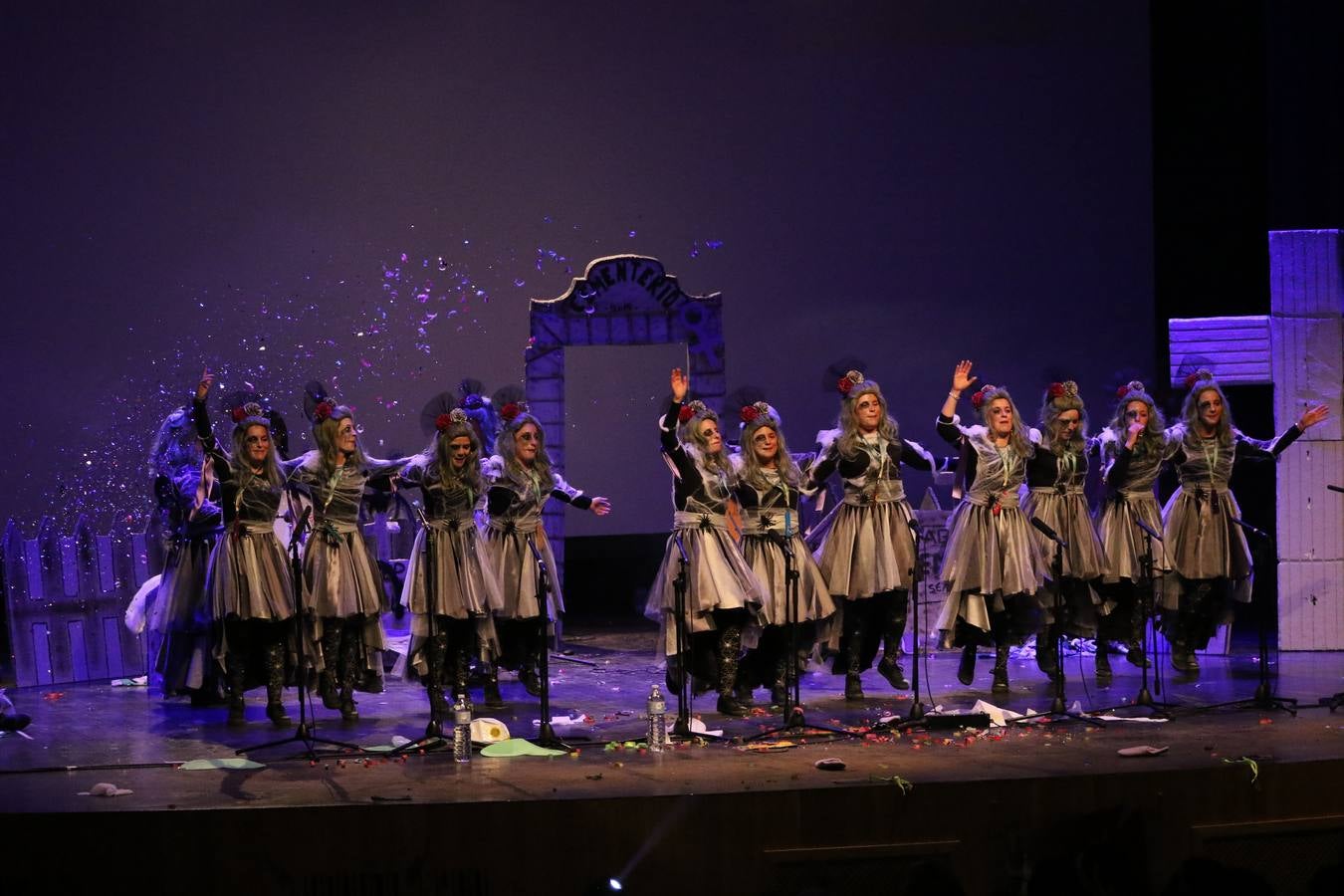 El Cine-Teatro Balboa acogió, anoche, una nueva edición del tradicional 'Certamen de murgas'. Un despliegue de humor, parodia e ironía con el que 'Los Pasotas', 'Las Inesperadas 2.0' y 'Los Carapipas' sedujeron al público asistente. Más allá del colorido y la extravagancia de sus trajes, sus letras exteriorizaron inquietudes y preocupaciones, convirtiéndose en fiel reflejo de la sociedad jerezana. Pasodobles, cuplés y popurrís, compuestos por letras reivindicativas, críticas, de agradecimiento y homenaje, volvieron, un año más, a subirse al escenario.