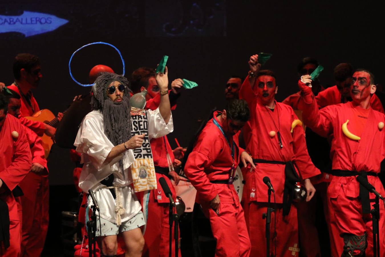 El Cine-Teatro Balboa acogió, anoche, una nueva edición del tradicional 'Certamen de murgas'. Un despliegue de humor, parodia e ironía con el que 'Los Pasotas', 'Las Inesperadas 2.0' y 'Los Carapipas' sedujeron al público asistente. Más allá del colorido y la extravagancia de sus trajes, sus letras exteriorizaron inquietudes y preocupaciones, convirtiéndose en fiel reflejo de la sociedad jerezana. Pasodobles, cuplés y popurrís, compuestos por letras reivindicativas, críticas, de agradecimiento y homenaje, volvieron, un año más, a subirse al escenario.