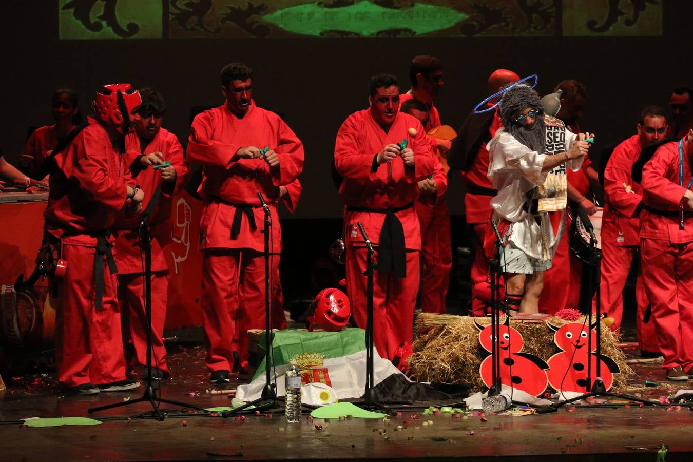 El Cine-Teatro Balboa acogió, anoche, una nueva edición del tradicional 'Certamen de murgas'. Un despliegue de humor, parodia e ironía con el que 'Los Pasotas', 'Las Inesperadas 2.0' y 'Los Carapipas' sedujeron al público asistente. Más allá del colorido y la extravagancia de sus trajes, sus letras exteriorizaron inquietudes y preocupaciones, convirtiéndose en fiel reflejo de la sociedad jerezana. Pasodobles, cuplés y popurrís, compuestos por letras reivindicativas, críticas, de agradecimiento y homenaje, volvieron, un año más, a subirse al escenario.
