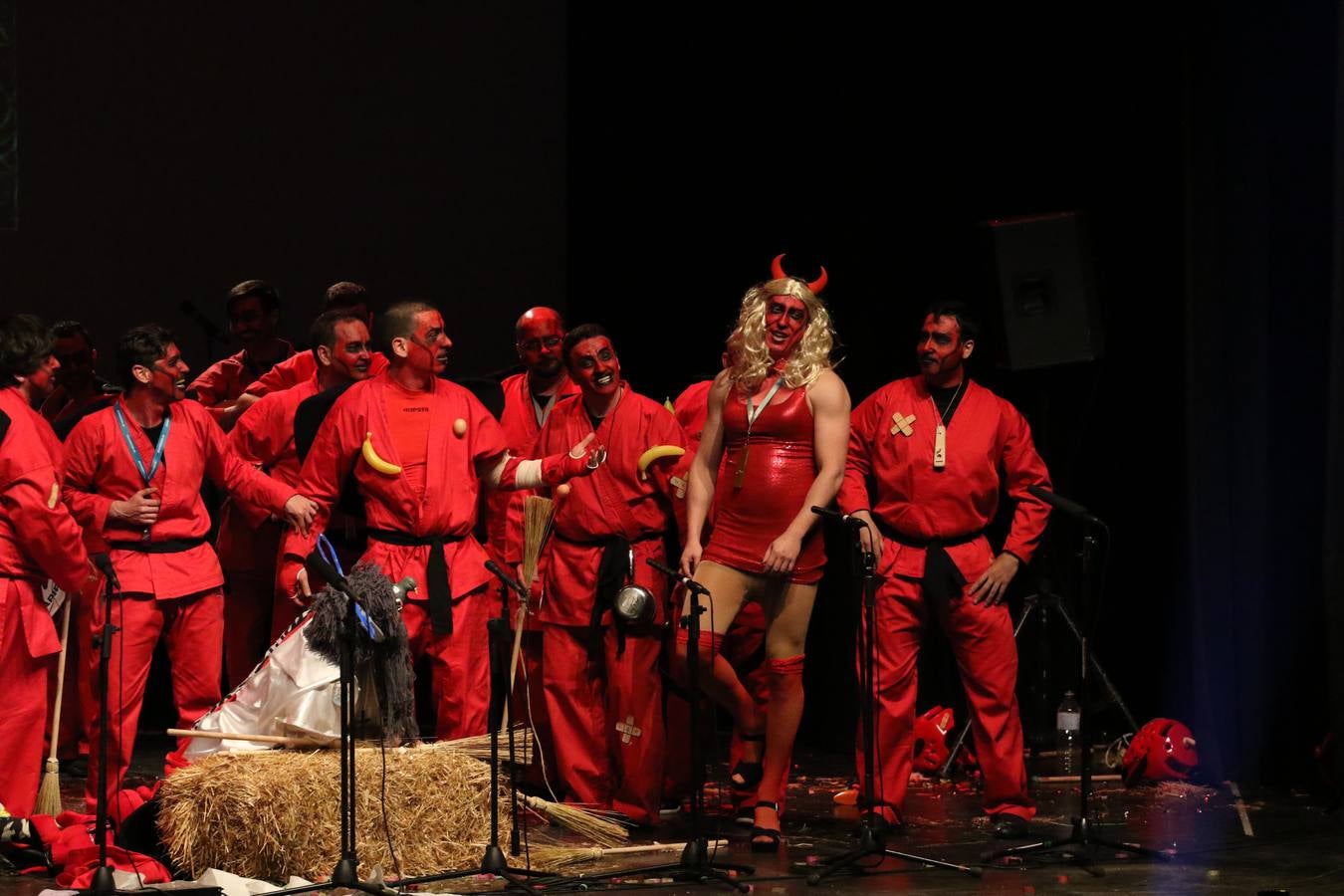 El Cine-Teatro Balboa acogió, anoche, una nueva edición del tradicional 'Certamen de murgas'. Un despliegue de humor, parodia e ironía con el que 'Los Pasotas', 'Las Inesperadas 2.0' y 'Los Carapipas' sedujeron al público asistente. Más allá del colorido y la extravagancia de sus trajes, sus letras exteriorizaron inquietudes y preocupaciones, convirtiéndose en fiel reflejo de la sociedad jerezana. Pasodobles, cuplés y popurrís, compuestos por letras reivindicativas, críticas, de agradecimiento y homenaje, volvieron, un año más, a subirse al escenario.