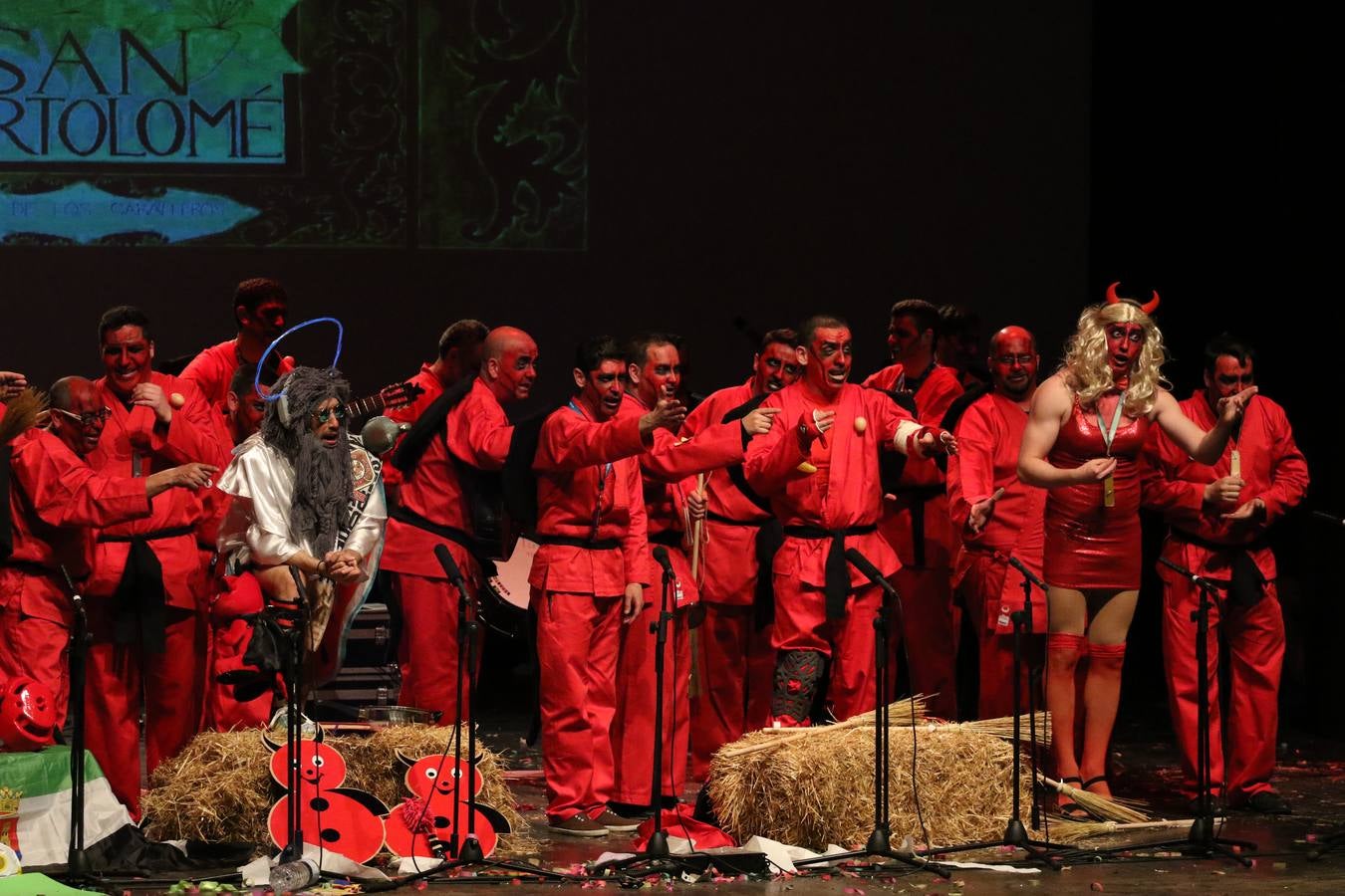 El Cine-Teatro Balboa acogió, anoche, una nueva edición del tradicional 'Certamen de murgas'. Un despliegue de humor, parodia e ironía con el que 'Los Pasotas', 'Las Inesperadas 2.0' y 'Los Carapipas' sedujeron al público asistente. Más allá del colorido y la extravagancia de sus trajes, sus letras exteriorizaron inquietudes y preocupaciones, convirtiéndose en fiel reflejo de la sociedad jerezana. Pasodobles, cuplés y popurrís, compuestos por letras reivindicativas, críticas, de agradecimiento y homenaje, volvieron, un año más, a subirse al escenario.