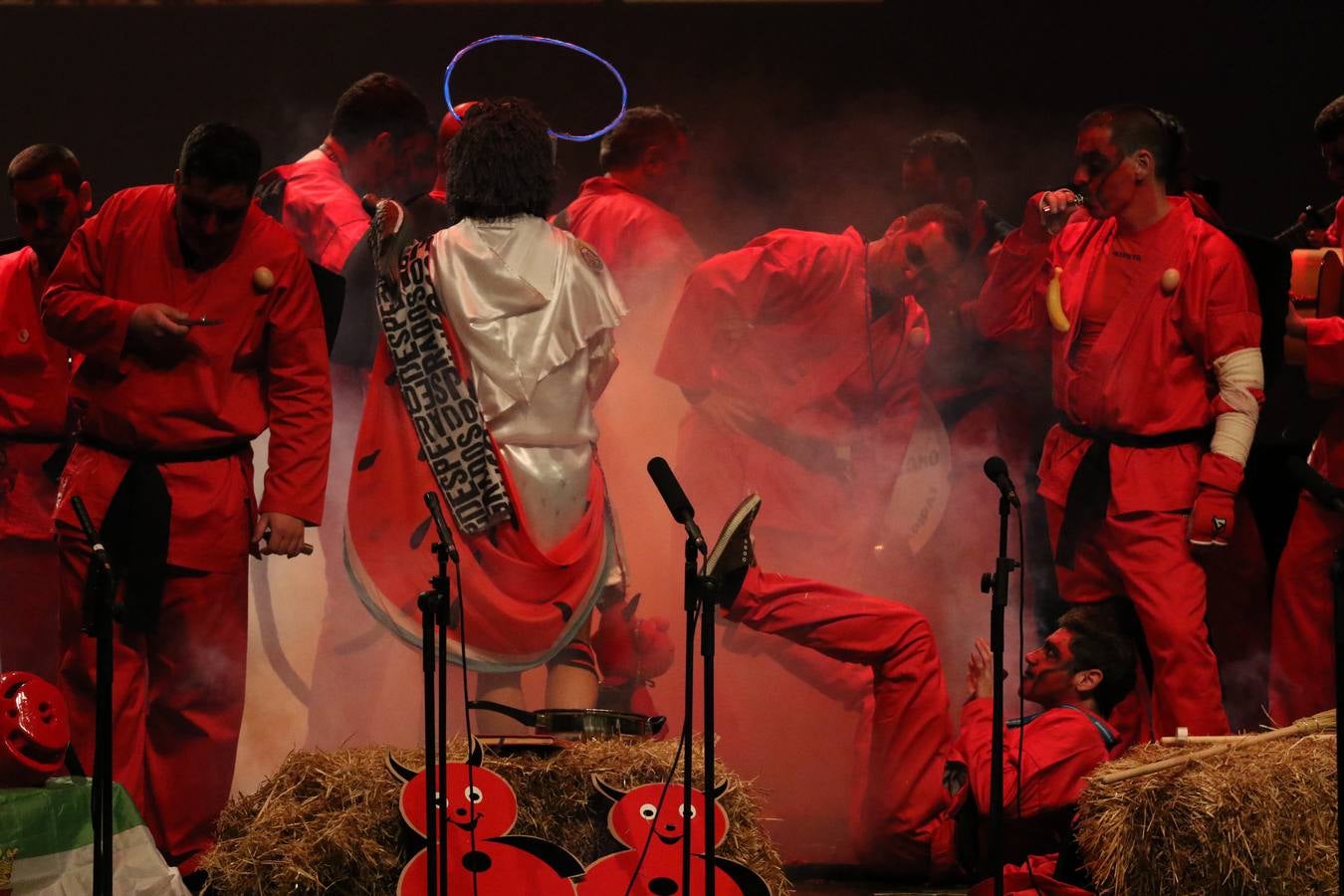 El Cine-Teatro Balboa acogió, anoche, una nueva edición del tradicional 'Certamen de murgas'. Un despliegue de humor, parodia e ironía con el que 'Los Pasotas', 'Las Inesperadas 2.0' y 'Los Carapipas' sedujeron al público asistente. Más allá del colorido y la extravagancia de sus trajes, sus letras exteriorizaron inquietudes y preocupaciones, convirtiéndose en fiel reflejo de la sociedad jerezana. Pasodobles, cuplés y popurrís, compuestos por letras reivindicativas, críticas, de agradecimiento y homenaje, volvieron, un año más, a subirse al escenario.