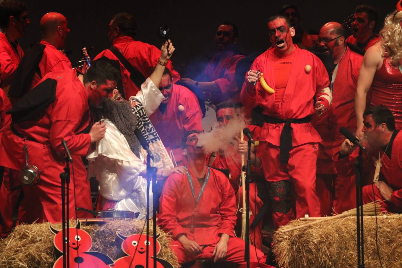 El Cine-Teatro Balboa acogió, anoche, una nueva edición del tradicional 'Certamen de murgas'. Un despliegue de humor, parodia e ironía con el que 'Los Pasotas', 'Las Inesperadas 2.0' y 'Los Carapipas' sedujeron al público asistente. Más allá del colorido y la extravagancia de sus trajes, sus letras exteriorizaron inquietudes y preocupaciones, convirtiéndose en fiel reflejo de la sociedad jerezana. Pasodobles, cuplés y popurrís, compuestos por letras reivindicativas, críticas, de agradecimiento y homenaje, volvieron, un año más, a subirse al escenario.
