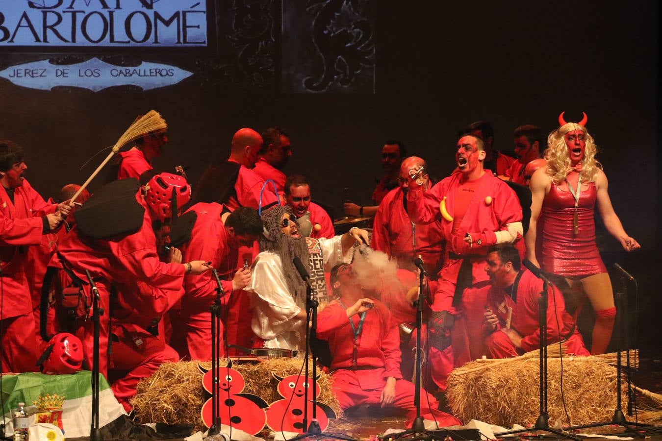 El Cine-Teatro Balboa acogió, anoche, una nueva edición del tradicional 'Certamen de murgas'. Un despliegue de humor, parodia e ironía con el que 'Los Pasotas', 'Las Inesperadas 2.0' y 'Los Carapipas' sedujeron al público asistente. Más allá del colorido y la extravagancia de sus trajes, sus letras exteriorizaron inquietudes y preocupaciones, convirtiéndose en fiel reflejo de la sociedad jerezana. Pasodobles, cuplés y popurrís, compuestos por letras reivindicativas, críticas, de agradecimiento y homenaje, volvieron, un año más, a subirse al escenario.