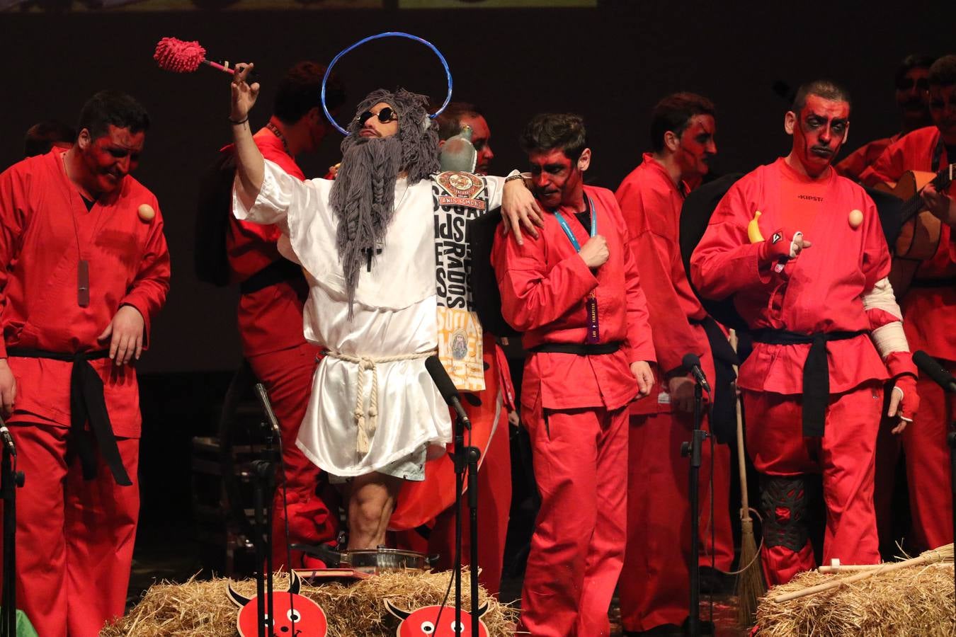 El Cine-Teatro Balboa acogió, anoche, una nueva edición del tradicional 'Certamen de murgas'. Un despliegue de humor, parodia e ironía con el que 'Los Pasotas', 'Las Inesperadas 2.0' y 'Los Carapipas' sedujeron al público asistente. Más allá del colorido y la extravagancia de sus trajes, sus letras exteriorizaron inquietudes y preocupaciones, convirtiéndose en fiel reflejo de la sociedad jerezana. Pasodobles, cuplés y popurrís, compuestos por letras reivindicativas, críticas, de agradecimiento y homenaje, volvieron, un año más, a subirse al escenario.