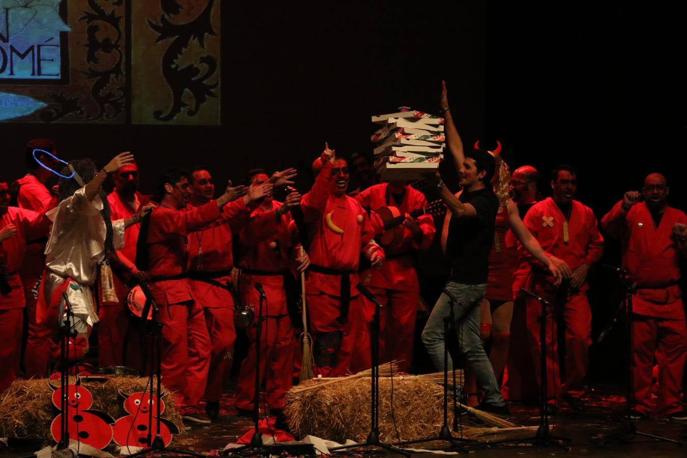 El Cine-Teatro Balboa acogió, anoche, una nueva edición del tradicional 'Certamen de murgas'. Un despliegue de humor, parodia e ironía con el que 'Los Pasotas', 'Las Inesperadas 2.0' y 'Los Carapipas' sedujeron al público asistente. Más allá del colorido y la extravagancia de sus trajes, sus letras exteriorizaron inquietudes y preocupaciones, convirtiéndose en fiel reflejo de la sociedad jerezana. Pasodobles, cuplés y popurrís, compuestos por letras reivindicativas, críticas, de agradecimiento y homenaje, volvieron, un año más, a subirse al escenario.