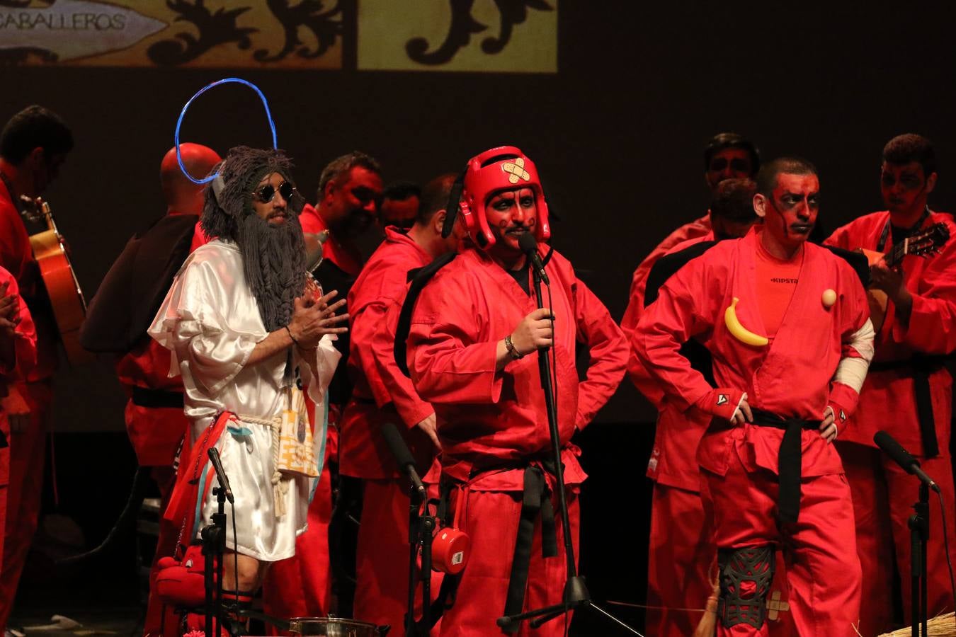 El Cine-Teatro Balboa acogió, anoche, una nueva edición del tradicional 'Certamen de murgas'. Un despliegue de humor, parodia e ironía con el que 'Los Pasotas', 'Las Inesperadas 2.0' y 'Los Carapipas' sedujeron al público asistente. Más allá del colorido y la extravagancia de sus trajes, sus letras exteriorizaron inquietudes y preocupaciones, convirtiéndose en fiel reflejo de la sociedad jerezana. Pasodobles, cuplés y popurrís, compuestos por letras reivindicativas, críticas, de agradecimiento y homenaje, volvieron, un año más, a subirse al escenario.