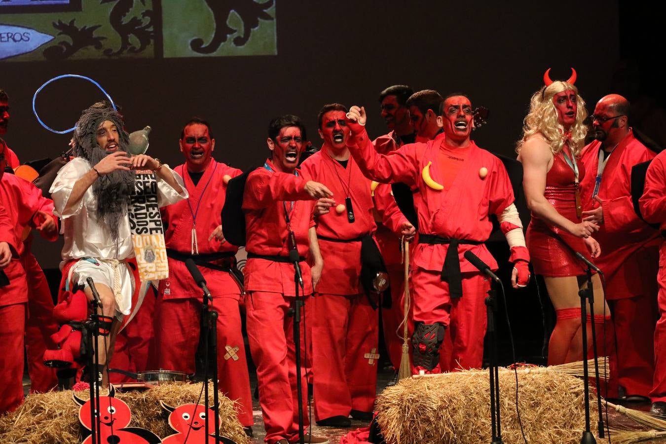 El Cine-Teatro Balboa acogió, anoche, una nueva edición del tradicional 'Certamen de murgas'. Un despliegue de humor, parodia e ironía con el que 'Los Pasotas', 'Las Inesperadas 2.0' y 'Los Carapipas' sedujeron al público asistente. Más allá del colorido y la extravagancia de sus trajes, sus letras exteriorizaron inquietudes y preocupaciones, convirtiéndose en fiel reflejo de la sociedad jerezana. Pasodobles, cuplés y popurrís, compuestos por letras reivindicativas, críticas, de agradecimiento y homenaje, volvieron, un año más, a subirse al escenario.