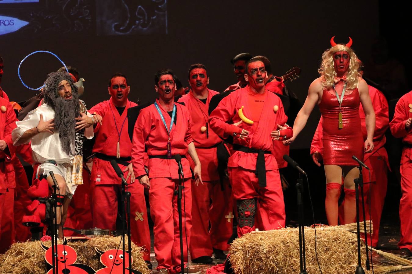El Cine-Teatro Balboa acogió, anoche, una nueva edición del tradicional 'Certamen de murgas'. Un despliegue de humor, parodia e ironía con el que 'Los Pasotas', 'Las Inesperadas 2.0' y 'Los Carapipas' sedujeron al público asistente. Más allá del colorido y la extravagancia de sus trajes, sus letras exteriorizaron inquietudes y preocupaciones, convirtiéndose en fiel reflejo de la sociedad jerezana. Pasodobles, cuplés y popurrís, compuestos por letras reivindicativas, críticas, de agradecimiento y homenaje, volvieron, un año más, a subirse al escenario.