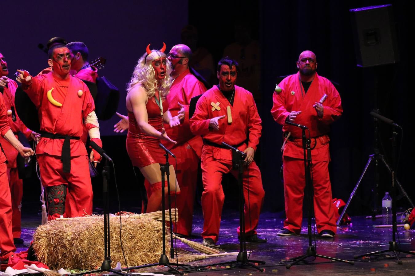 El Cine-Teatro Balboa acogió, anoche, una nueva edición del tradicional 'Certamen de murgas'. Un despliegue de humor, parodia e ironía con el que 'Los Pasotas', 'Las Inesperadas 2.0' y 'Los Carapipas' sedujeron al público asistente. Más allá del colorido y la extravagancia de sus trajes, sus letras exteriorizaron inquietudes y preocupaciones, convirtiéndose en fiel reflejo de la sociedad jerezana. Pasodobles, cuplés y popurrís, compuestos por letras reivindicativas, críticas, de agradecimiento y homenaje, volvieron, un año más, a subirse al escenario.