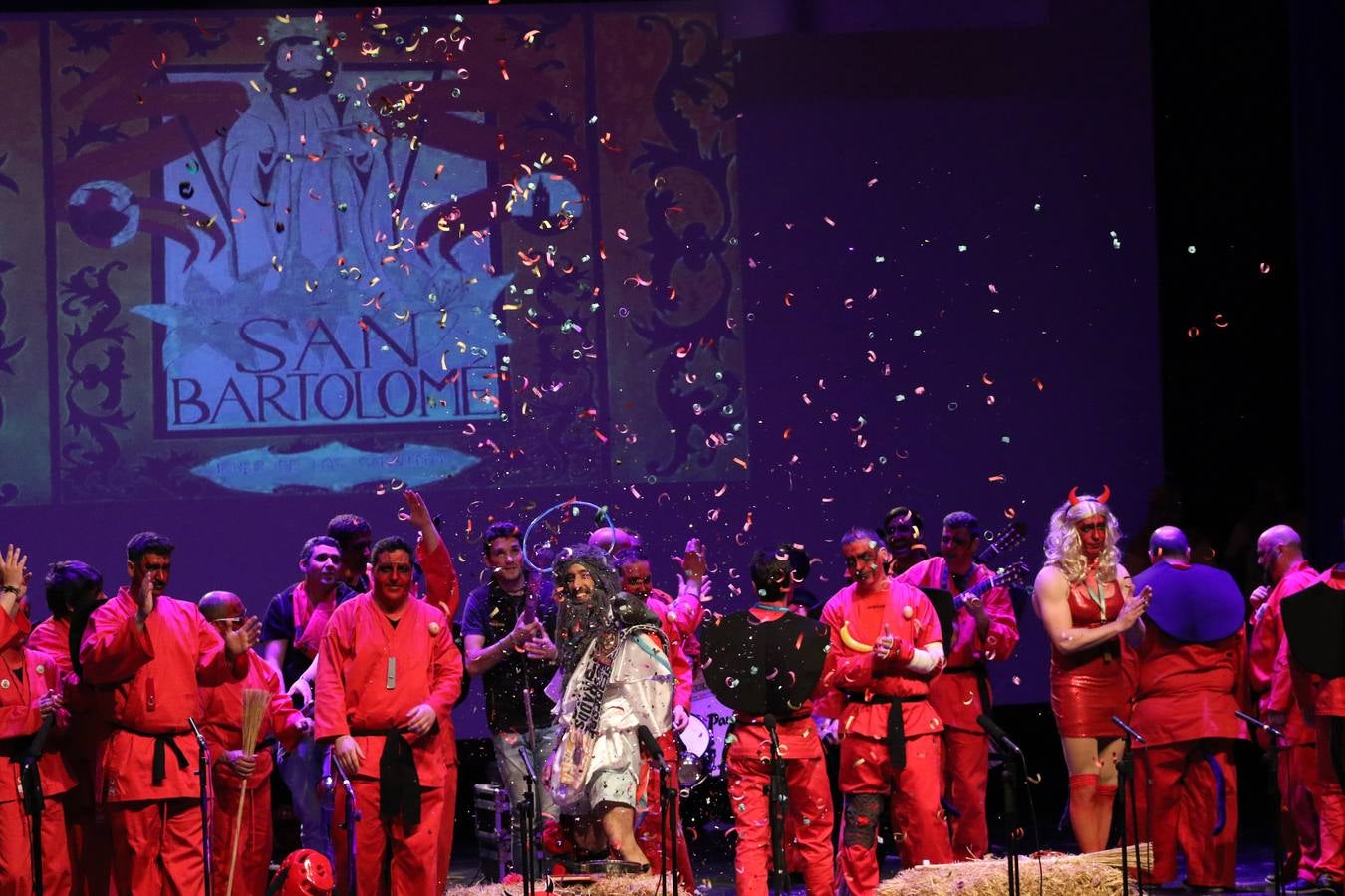 El Cine-Teatro Balboa acogió, anoche, una nueva edición del tradicional 'Certamen de murgas'. Un despliegue de humor, parodia e ironía con el que 'Los Pasotas', 'Las Inesperadas 2.0' y 'Los Carapipas' sedujeron al público asistente. Más allá del colorido y la extravagancia de sus trajes, sus letras exteriorizaron inquietudes y preocupaciones, convirtiéndose en fiel reflejo de la sociedad jerezana. Pasodobles, cuplés y popurrís, compuestos por letras reivindicativas, críticas, de agradecimiento y homenaje, volvieron, un año más, a subirse al escenario.