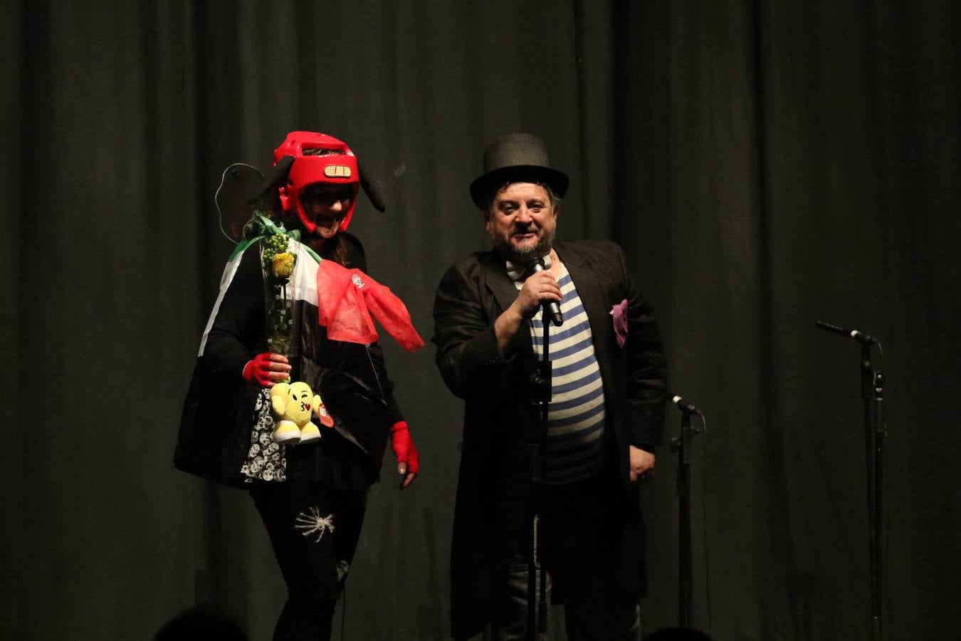 El Cine-Teatro Balboa acogió, anoche, una nueva edición del tradicional 'Certamen de murgas'. Un despliegue de humor, parodia e ironía con el que 'Los Pasotas', 'Las Inesperadas 2.0' y 'Los Carapipas' sedujeron al público asistente. Más allá del colorido y la extravagancia de sus trajes, sus letras exteriorizaron inquietudes y preocupaciones, convirtiéndose en fiel reflejo de la sociedad jerezana. Pasodobles, cuplés y popurrís, compuestos por letras reivindicativas, críticas, de agradecimiento y homenaje, volvieron, un año más, a subirse al escenario.