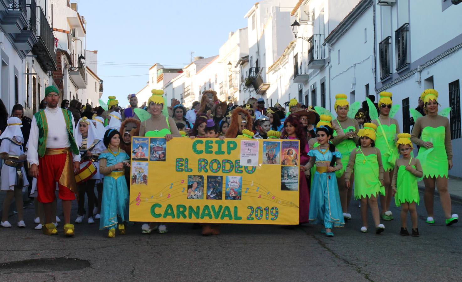 El desfile de Carnaval llenó de alegría, colorido y animación las calles de Jerez de los Caballeros. El desfile partió de la calle Eritas continuó el recorrido por el barrio de Los Mártires, la corredera Hernando de Soto y la calle Vasco Núñez, para culminar en la Plaza de España.Destacó la participación de muchos grupos, de todas las edades, pero especialmente de jóvenes, savia nueva que se va incorporando a la fiesta. Con un ambiente primaveral, fueron muchas las personas que se concentraron a lo largo del recorrido para disfrutar de este caudal de fantasía y de fiesta.