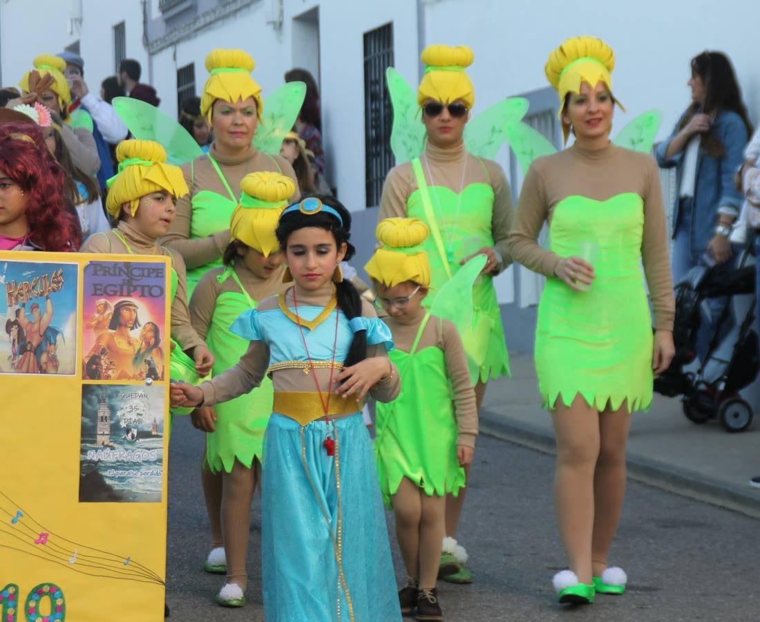 El desfile de Carnaval llenó de alegría, colorido y animación las calles de Jerez de los Caballeros. El desfile partió de la calle Eritas continuó el recorrido por el barrio de Los Mártires, la corredera Hernando de Soto y la calle Vasco Núñez, para culminar en la Plaza de España.Destacó la participación de muchos grupos, de todas las edades, pero especialmente de jóvenes, savia nueva que se va incorporando a la fiesta. Con un ambiente primaveral, fueron muchas las personas que se concentraron a lo largo del recorrido para disfrutar de este caudal de fantasía y de fiesta.