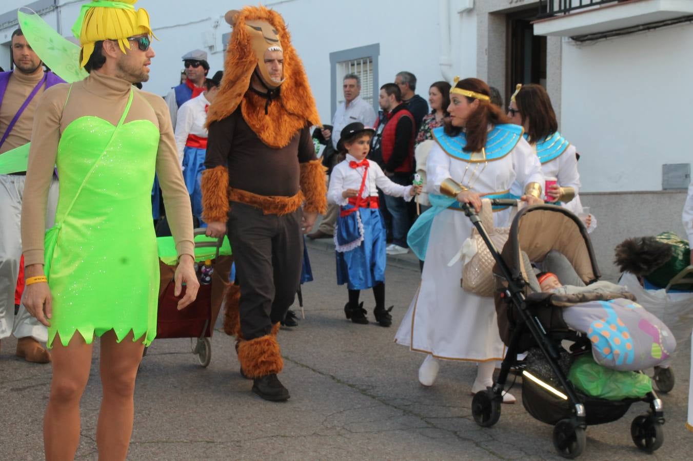 El desfile de Carnaval llenó de alegría, colorido y animación las calles de Jerez de los Caballeros. El desfile partió de la calle Eritas continuó el recorrido por el barrio de Los Mártires, la corredera Hernando de Soto y la calle Vasco Núñez, para culminar en la Plaza de España.Destacó la participación de muchos grupos, de todas las edades, pero especialmente de jóvenes, savia nueva que se va incorporando a la fiesta. Con un ambiente primaveral, fueron muchas las personas que se concentraron a lo largo del recorrido para disfrutar de este caudal de fantasía y de fiesta.