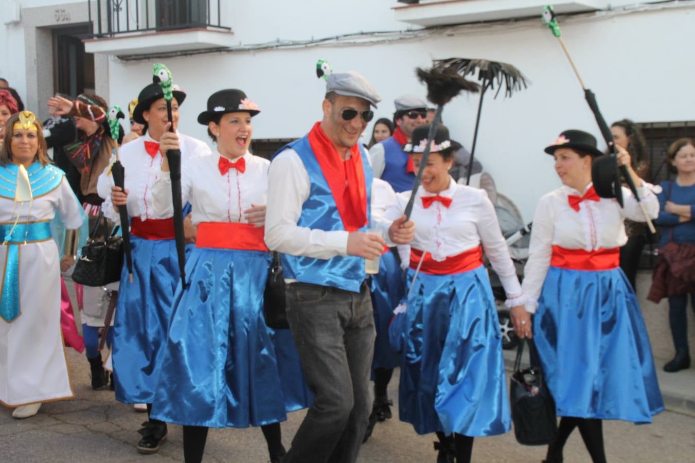 El desfile de Carnaval llenó de alegría, colorido y animación las calles de Jerez de los Caballeros. El desfile partió de la calle Eritas continuó el recorrido por el barrio de Los Mártires, la corredera Hernando de Soto y la calle Vasco Núñez, para culminar en la Plaza de España.Destacó la participación de muchos grupos, de todas las edades, pero especialmente de jóvenes, savia nueva que se va incorporando a la fiesta. Con un ambiente primaveral, fueron muchas las personas que se concentraron a lo largo del recorrido para disfrutar de este caudal de fantasía y de fiesta.