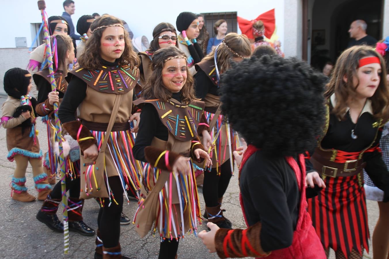 El desfile de Carnaval llenó de alegría, colorido y animación las calles de Jerez de los Caballeros. El desfile partió de la calle Eritas continuó el recorrido por el barrio de Los Mártires, la corredera Hernando de Soto y la calle Vasco Núñez, para culminar en la Plaza de España.Destacó la participación de muchos grupos, de todas las edades, pero especialmente de jóvenes, savia nueva que se va incorporando a la fiesta. Con un ambiente primaveral, fueron muchas las personas que se concentraron a lo largo del recorrido para disfrutar de este caudal de fantasía y de fiesta.