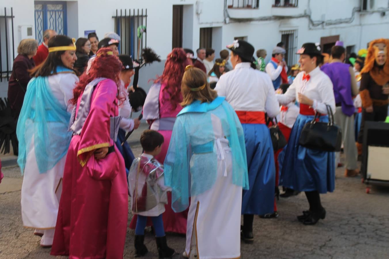 El desfile de Carnaval llenó de alegría, colorido y animación las calles de Jerez de los Caballeros. El desfile partió de la calle Eritas continuó el recorrido por el barrio de Los Mártires, la corredera Hernando de Soto y la calle Vasco Núñez, para culminar en la Plaza de España.Destacó la participación de muchos grupos, de todas las edades, pero especialmente de jóvenes, savia nueva que se va incorporando a la fiesta. Con un ambiente primaveral, fueron muchas las personas que se concentraron a lo largo del recorrido para disfrutar de este caudal de fantasía y de fiesta.