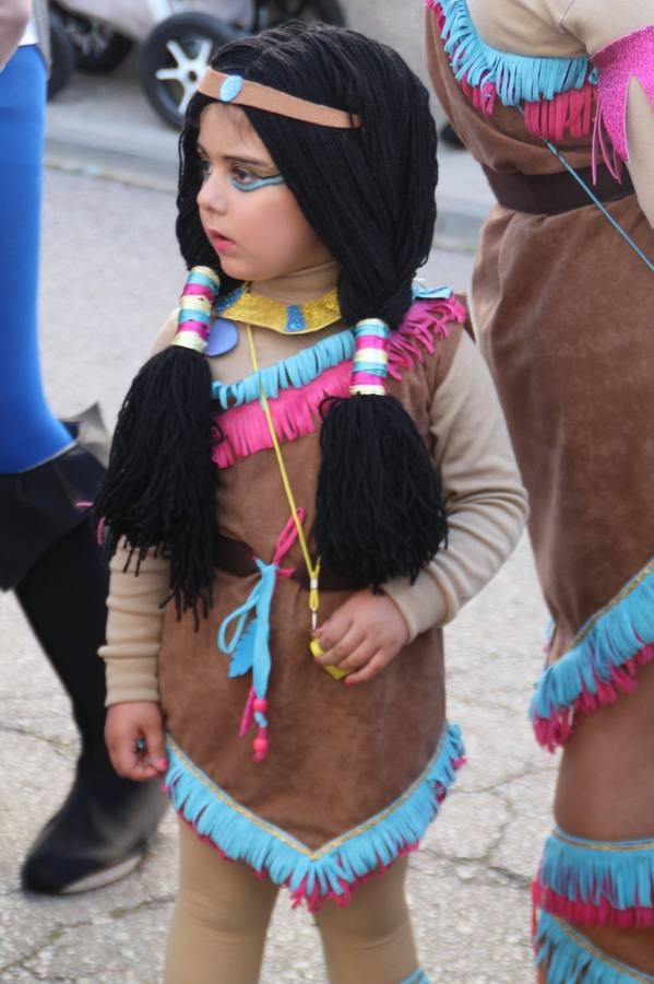 El desfile de Carnaval llenó de alegría, colorido y animación las calles de Jerez de los Caballeros. El desfile partió de la calle Eritas continuó el recorrido por el barrio de Los Mártires, la corredera Hernando de Soto y la calle Vasco Núñez, para culminar en la Plaza de España.Destacó la participación de muchos grupos, de todas las edades, pero especialmente de jóvenes, savia nueva que se va incorporando a la fiesta. Con un ambiente primaveral, fueron muchas las personas que se concentraron a lo largo del recorrido para disfrutar de este caudal de fantasía y de fiesta.