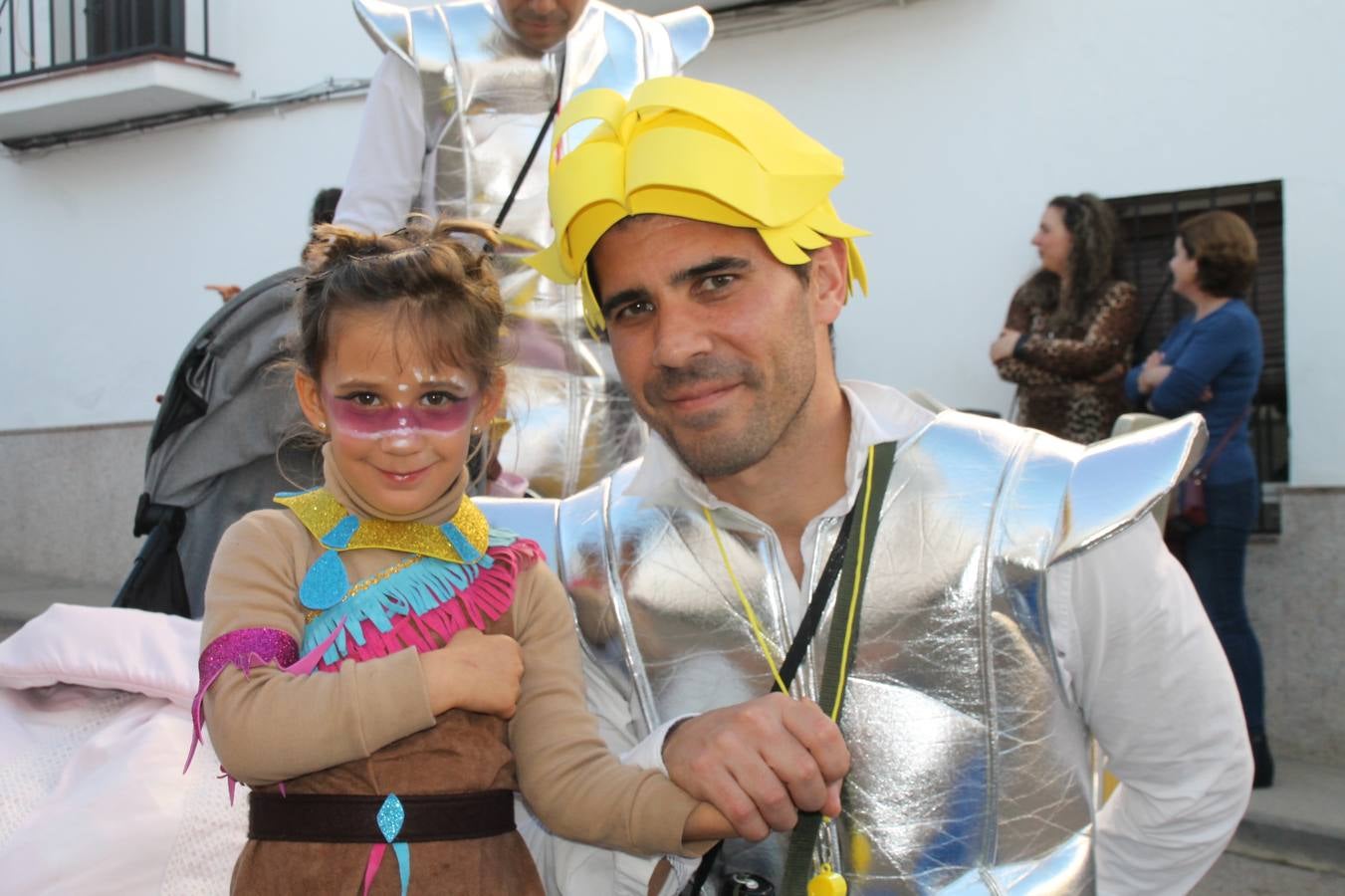 El desfile de Carnaval llenó de alegría, colorido y animación las calles de Jerez de los Caballeros. El desfile partió de la calle Eritas continuó el recorrido por el barrio de Los Mártires, la corredera Hernando de Soto y la calle Vasco Núñez, para culminar en la Plaza de España.Destacó la participación de muchos grupos, de todas las edades, pero especialmente de jóvenes, savia nueva que se va incorporando a la fiesta. Con un ambiente primaveral, fueron muchas las personas que se concentraron a lo largo del recorrido para disfrutar de este caudal de fantasía y de fiesta.
