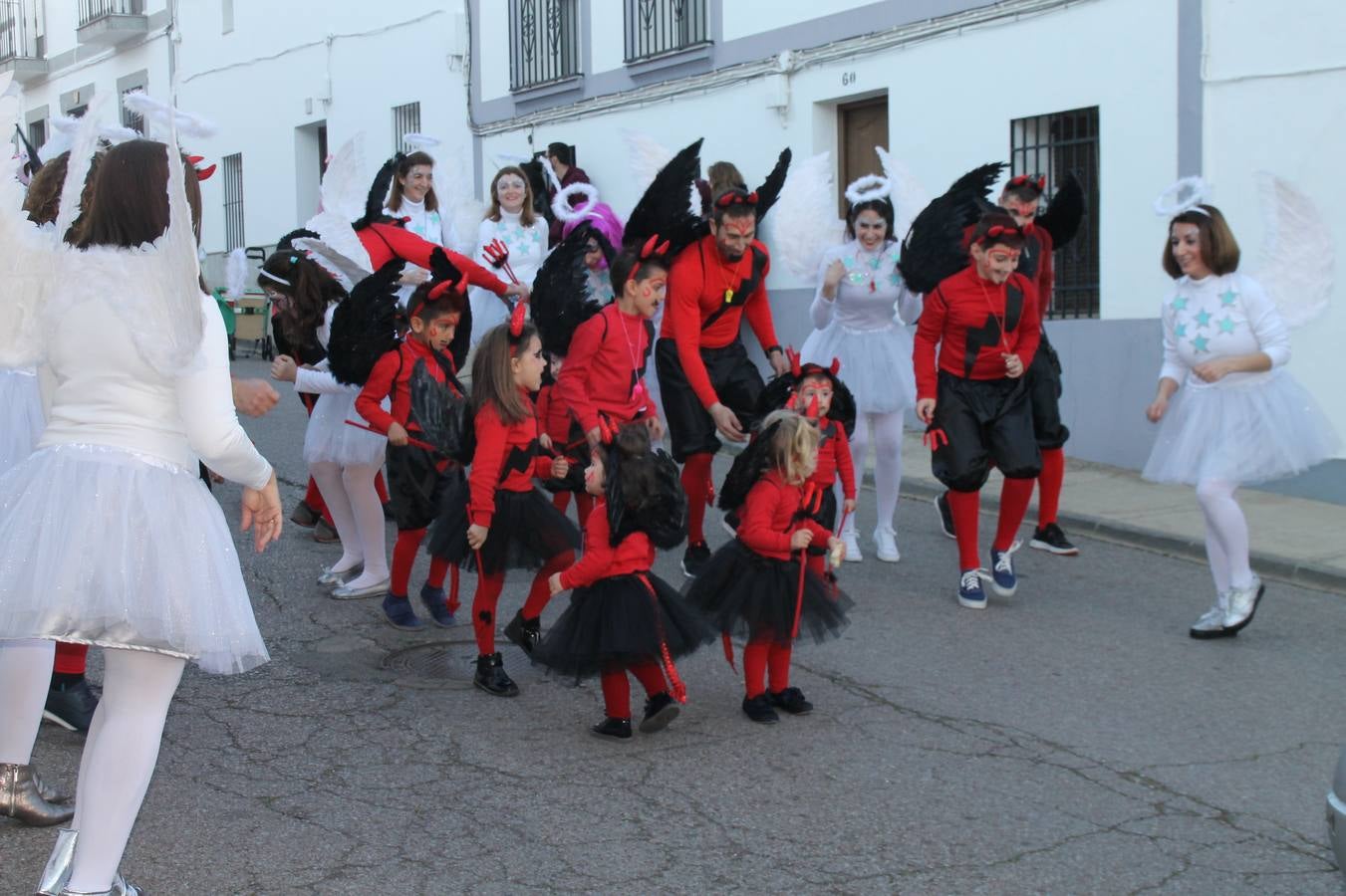 El desfile de Carnaval llenó de alegría, colorido y animación las calles de Jerez de los Caballeros. El desfile partió de la calle Eritas continuó el recorrido por el barrio de Los Mártires, la corredera Hernando de Soto y la calle Vasco Núñez, para culminar en la Plaza de España.Destacó la participación de muchos grupos, de todas las edades, pero especialmente de jóvenes, savia nueva que se va incorporando a la fiesta. Con un ambiente primaveral, fueron muchas las personas que se concentraron a lo largo del recorrido para disfrutar de este caudal de fantasía y de fiesta.