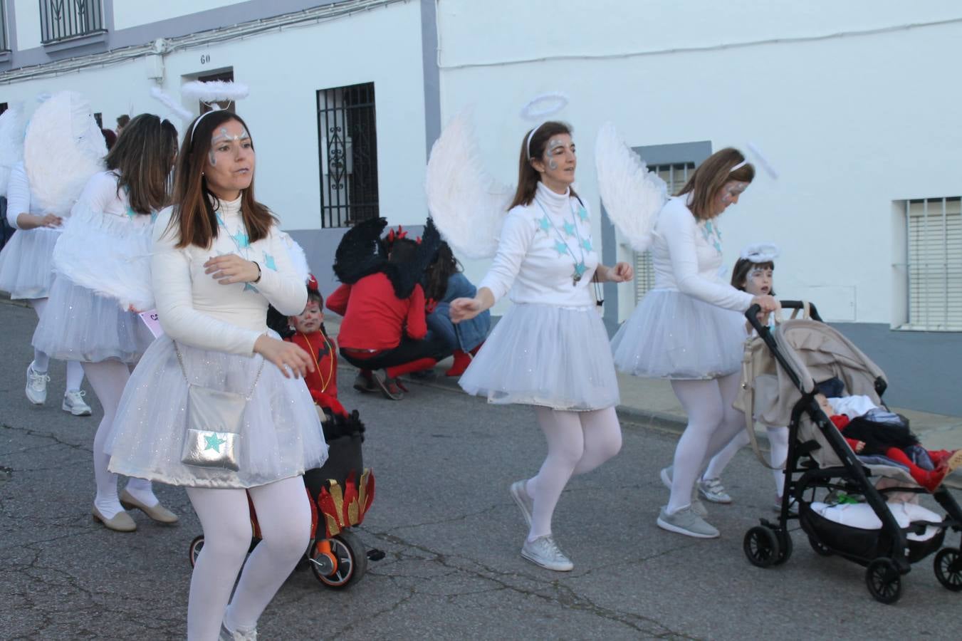 El desfile de Carnaval llenó de alegría, colorido y animación las calles de Jerez de los Caballeros. El desfile partió de la calle Eritas continuó el recorrido por el barrio de Los Mártires, la corredera Hernando de Soto y la calle Vasco Núñez, para culminar en la Plaza de España.Destacó la participación de muchos grupos, de todas las edades, pero especialmente de jóvenes, savia nueva que se va incorporando a la fiesta. Con un ambiente primaveral, fueron muchas las personas que se concentraron a lo largo del recorrido para disfrutar de este caudal de fantasía y de fiesta.