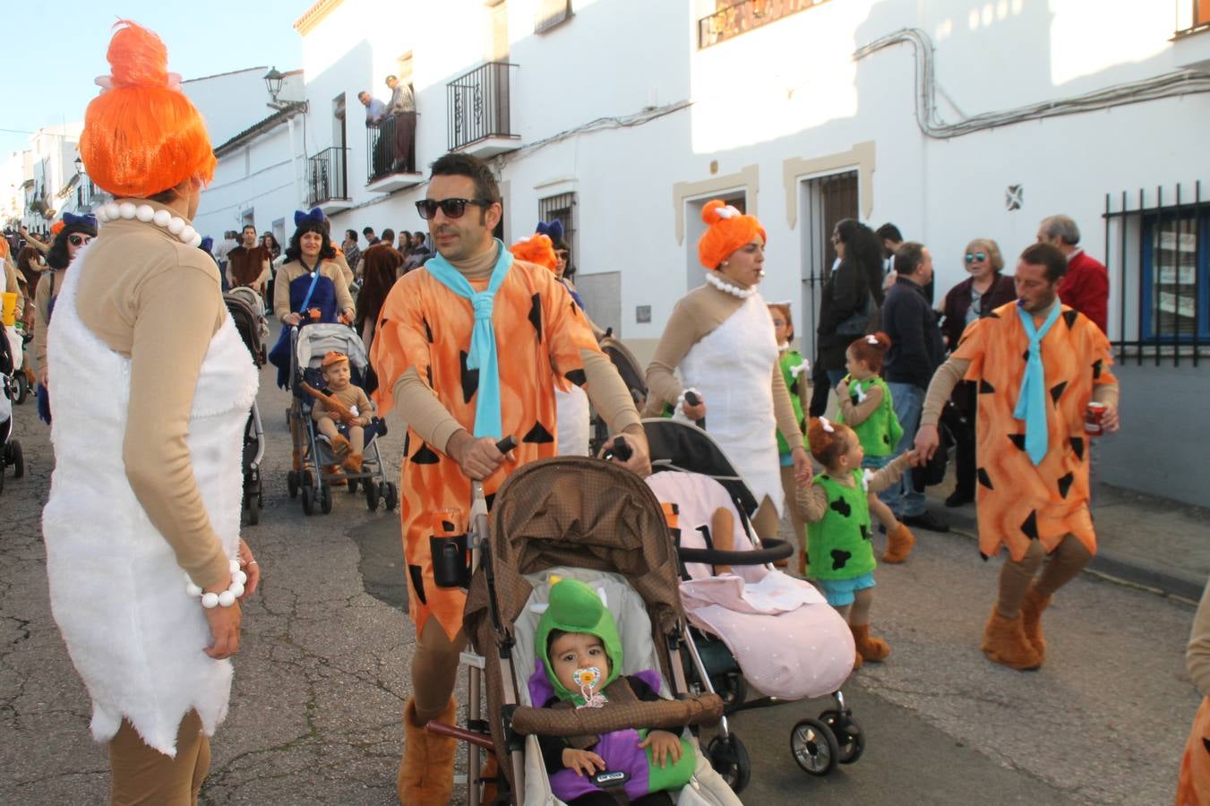 El desfile de Carnaval llenó de alegría, colorido y animación las calles de Jerez de los Caballeros. El desfile partió de la calle Eritas continuó el recorrido por el barrio de Los Mártires, la corredera Hernando de Soto y la calle Vasco Núñez, para culminar en la Plaza de España.Destacó la participación de muchos grupos, de todas las edades, pero especialmente de jóvenes, savia nueva que se va incorporando a la fiesta. Con un ambiente primaveral, fueron muchas las personas que se concentraron a lo largo del recorrido para disfrutar de este caudal de fantasía y de fiesta.