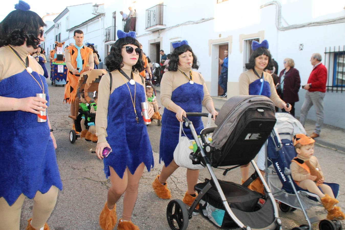 El desfile de Carnaval llenó de alegría, colorido y animación las calles de Jerez de los Caballeros. El desfile partió de la calle Eritas continuó el recorrido por el barrio de Los Mártires, la corredera Hernando de Soto y la calle Vasco Núñez, para culminar en la Plaza de España.Destacó la participación de muchos grupos, de todas las edades, pero especialmente de jóvenes, savia nueva que se va incorporando a la fiesta. Con un ambiente primaveral, fueron muchas las personas que se concentraron a lo largo del recorrido para disfrutar de este caudal de fantasía y de fiesta.