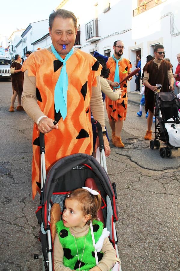 El desfile de Carnaval llenó de alegría, colorido y animación las calles de Jerez de los Caballeros. El desfile partió de la calle Eritas continuó el recorrido por el barrio de Los Mártires, la corredera Hernando de Soto y la calle Vasco Núñez, para culminar en la Plaza de España.Destacó la participación de muchos grupos, de todas las edades, pero especialmente de jóvenes, savia nueva que se va incorporando a la fiesta. Con un ambiente primaveral, fueron muchas las personas que se concentraron a lo largo del recorrido para disfrutar de este caudal de fantasía y de fiesta.
