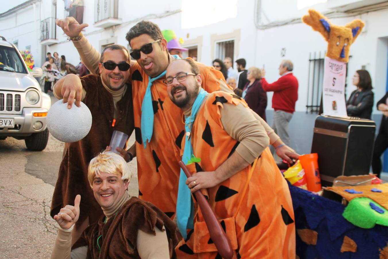 El desfile de Carnaval llenó de alegría, colorido y animación las calles de Jerez de los Caballeros. El desfile partió de la calle Eritas continuó el recorrido por el barrio de Los Mártires, la corredera Hernando de Soto y la calle Vasco Núñez, para culminar en la Plaza de España.Destacó la participación de muchos grupos, de todas las edades, pero especialmente de jóvenes, savia nueva que se va incorporando a la fiesta. Con un ambiente primaveral, fueron muchas las personas que se concentraron a lo largo del recorrido para disfrutar de este caudal de fantasía y de fiesta.