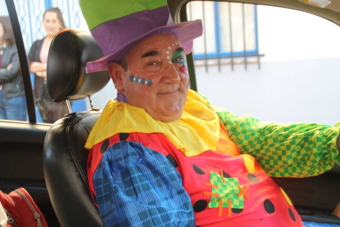El desfile de Carnaval llenó de alegría, colorido y animación las calles de Jerez de los Caballeros. El desfile partió de la calle Eritas continuó el recorrido por el barrio de Los Mártires, la corredera Hernando de Soto y la calle Vasco Núñez, para culminar en la Plaza de España.Destacó la participación de muchos grupos, de todas las edades, pero especialmente de jóvenes, savia nueva que se va incorporando a la fiesta. Con un ambiente primaveral, fueron muchas las personas que se concentraron a lo largo del recorrido para disfrutar de este caudal de fantasía y de fiesta.