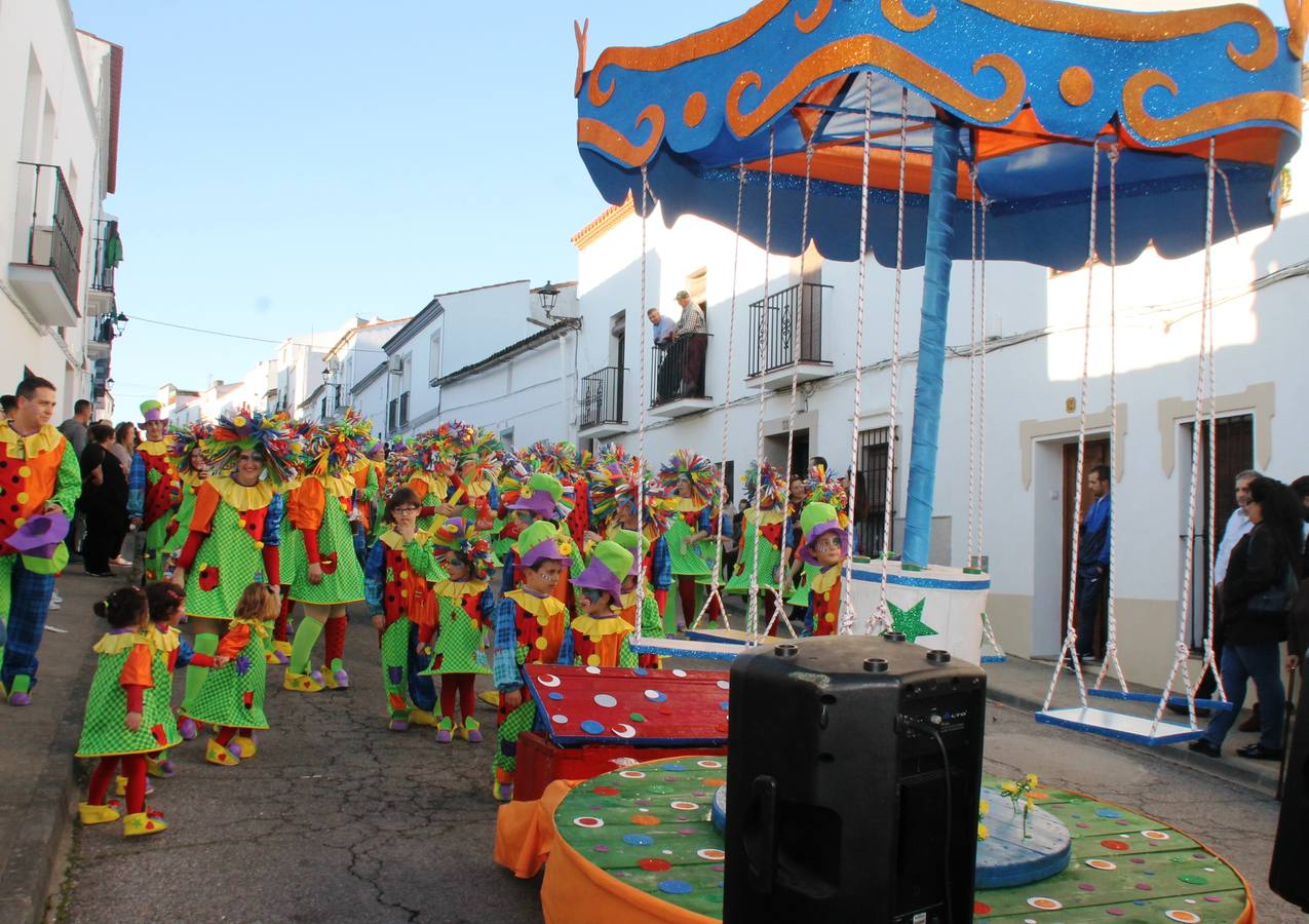 El desfile de Carnaval llenó de alegría, colorido y animación las calles de Jerez de los Caballeros. El desfile partió de la calle Eritas continuó el recorrido por el barrio de Los Mártires, la corredera Hernando de Soto y la calle Vasco Núñez, para culminar en la Plaza de España.Destacó la participación de muchos grupos, de todas las edades, pero especialmente de jóvenes, savia nueva que se va incorporando a la fiesta. Con un ambiente primaveral, fueron muchas las personas que se concentraron a lo largo del recorrido para disfrutar de este caudal de fantasía y de fiesta.
