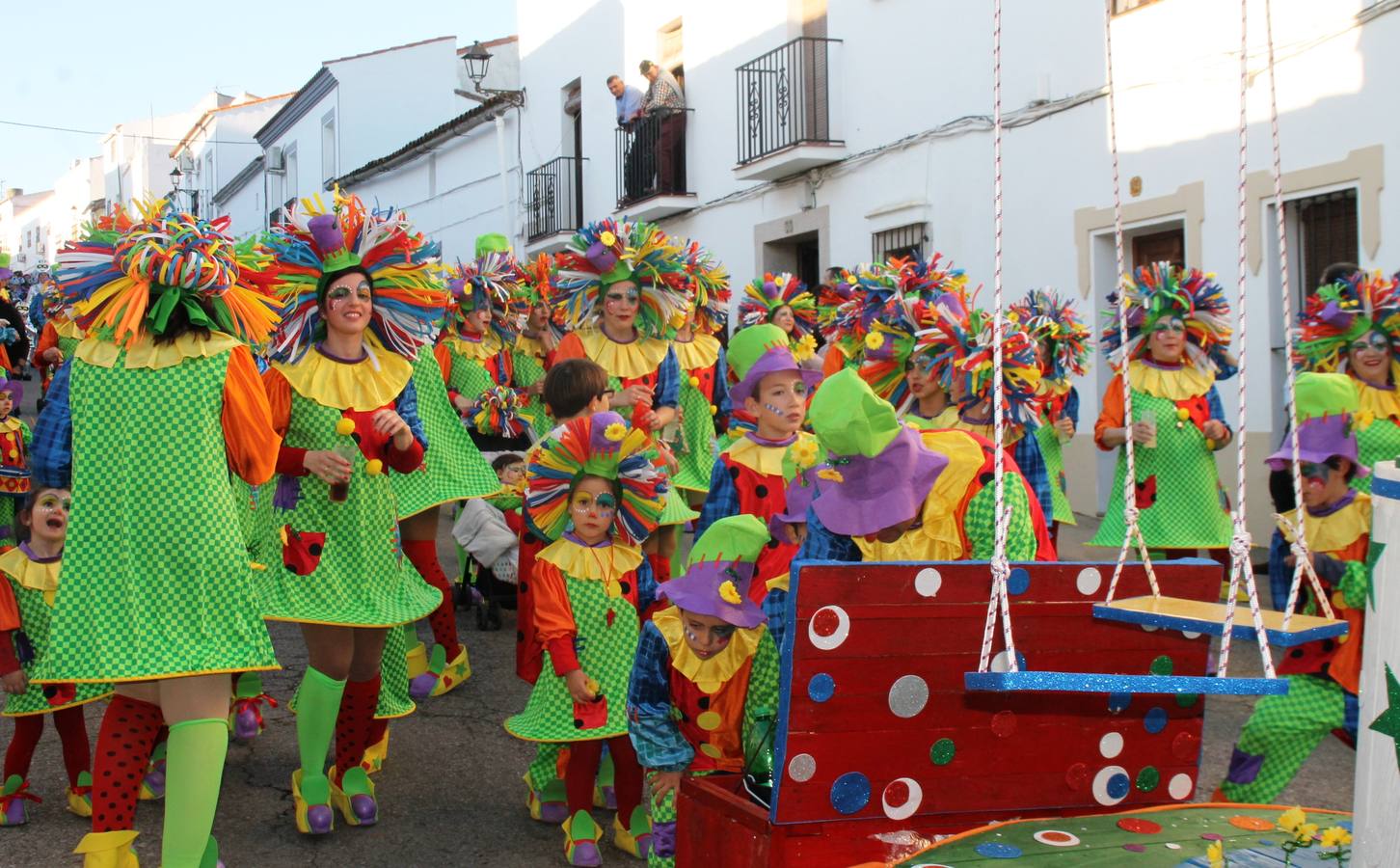 El desfile de Carnaval llenó de alegría, colorido y animación las calles de Jerez de los Caballeros. El desfile partió de la calle Eritas continuó el recorrido por el barrio de Los Mártires, la corredera Hernando de Soto y la calle Vasco Núñez, para culminar en la Plaza de España.Destacó la participación de muchos grupos, de todas las edades, pero especialmente de jóvenes, savia nueva que se va incorporando a la fiesta. Con un ambiente primaveral, fueron muchas las personas que se concentraron a lo largo del recorrido para disfrutar de este caudal de fantasía y de fiesta.