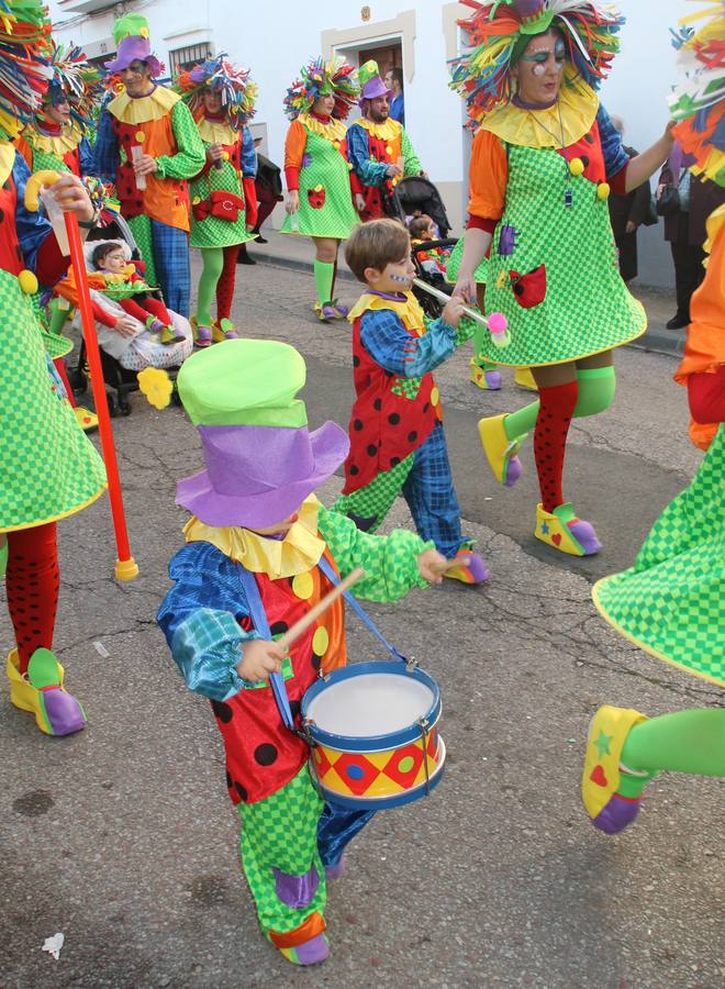 El desfile de Carnaval llenó de alegría, colorido y animación las calles de Jerez de los Caballeros. El desfile partió de la calle Eritas continuó el recorrido por el barrio de Los Mártires, la corredera Hernando de Soto y la calle Vasco Núñez, para culminar en la Plaza de España.Destacó la participación de muchos grupos, de todas las edades, pero especialmente de jóvenes, savia nueva que se va incorporando a la fiesta. Con un ambiente primaveral, fueron muchas las personas que se concentraron a lo largo del recorrido para disfrutar de este caudal de fantasía y de fiesta.