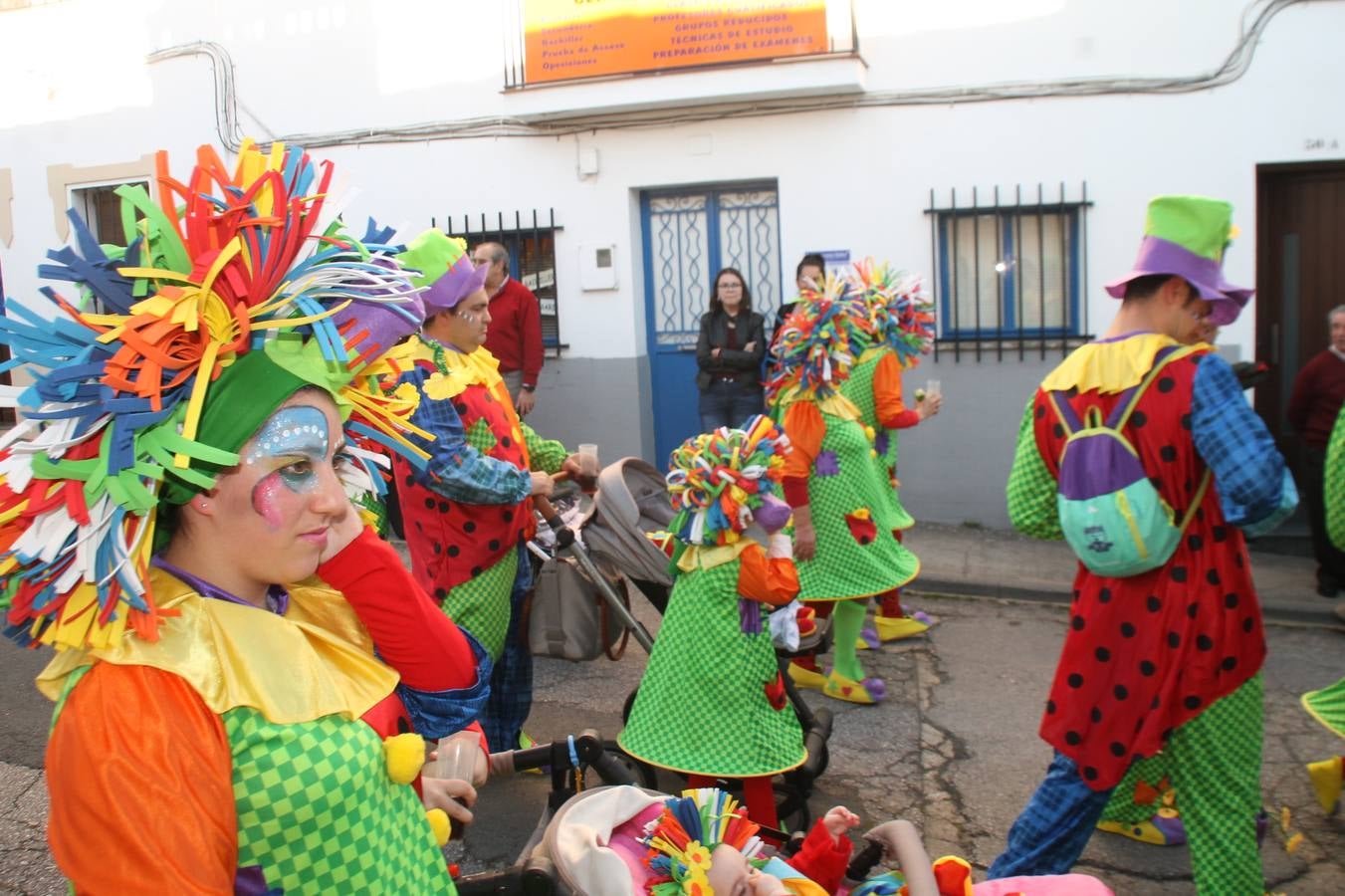 El desfile de Carnaval llenó de alegría, colorido y animación las calles de Jerez de los Caballeros. El desfile partió de la calle Eritas continuó el recorrido por el barrio de Los Mártires, la corredera Hernando de Soto y la calle Vasco Núñez, para culminar en la Plaza de España.Destacó la participación de muchos grupos, de todas las edades, pero especialmente de jóvenes, savia nueva que se va incorporando a la fiesta. Con un ambiente primaveral, fueron muchas las personas que se concentraron a lo largo del recorrido para disfrutar de este caudal de fantasía y de fiesta.