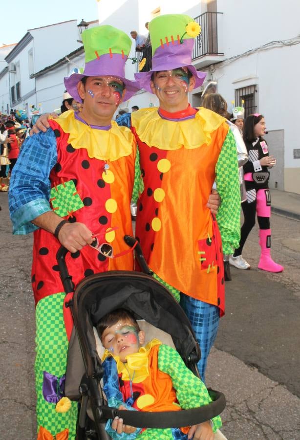 El desfile de Carnaval llenó de alegría, colorido y animación las calles de Jerez de los Caballeros. El desfile partió de la calle Eritas continuó el recorrido por el barrio de Los Mártires, la corredera Hernando de Soto y la calle Vasco Núñez, para culminar en la Plaza de España.Destacó la participación de muchos grupos, de todas las edades, pero especialmente de jóvenes, savia nueva que se va incorporando a la fiesta. Con un ambiente primaveral, fueron muchas las personas que se concentraron a lo largo del recorrido para disfrutar de este caudal de fantasía y de fiesta.