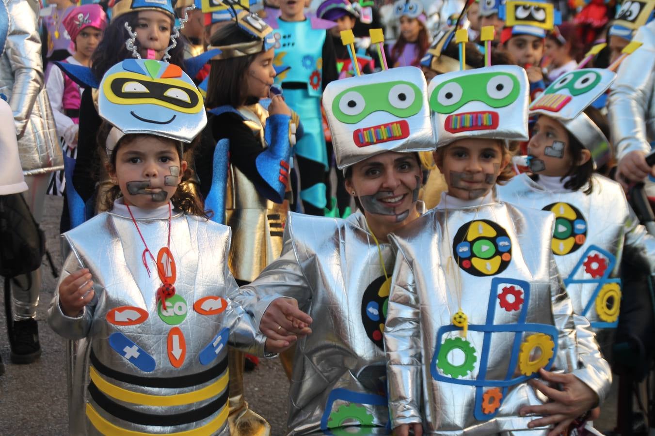 El desfile de Carnaval llenó de alegría, colorido y animación las calles de Jerez de los Caballeros. El desfile partió de la calle Eritas continuó el recorrido por el barrio de Los Mártires, la corredera Hernando de Soto y la calle Vasco Núñez, para culminar en la Plaza de España.Destacó la participación de muchos grupos, de todas las edades, pero especialmente de jóvenes, savia nueva que se va incorporando a la fiesta. Con un ambiente primaveral, fueron muchas las personas que se concentraron a lo largo del recorrido para disfrutar de este caudal de fantasía y de fiesta.