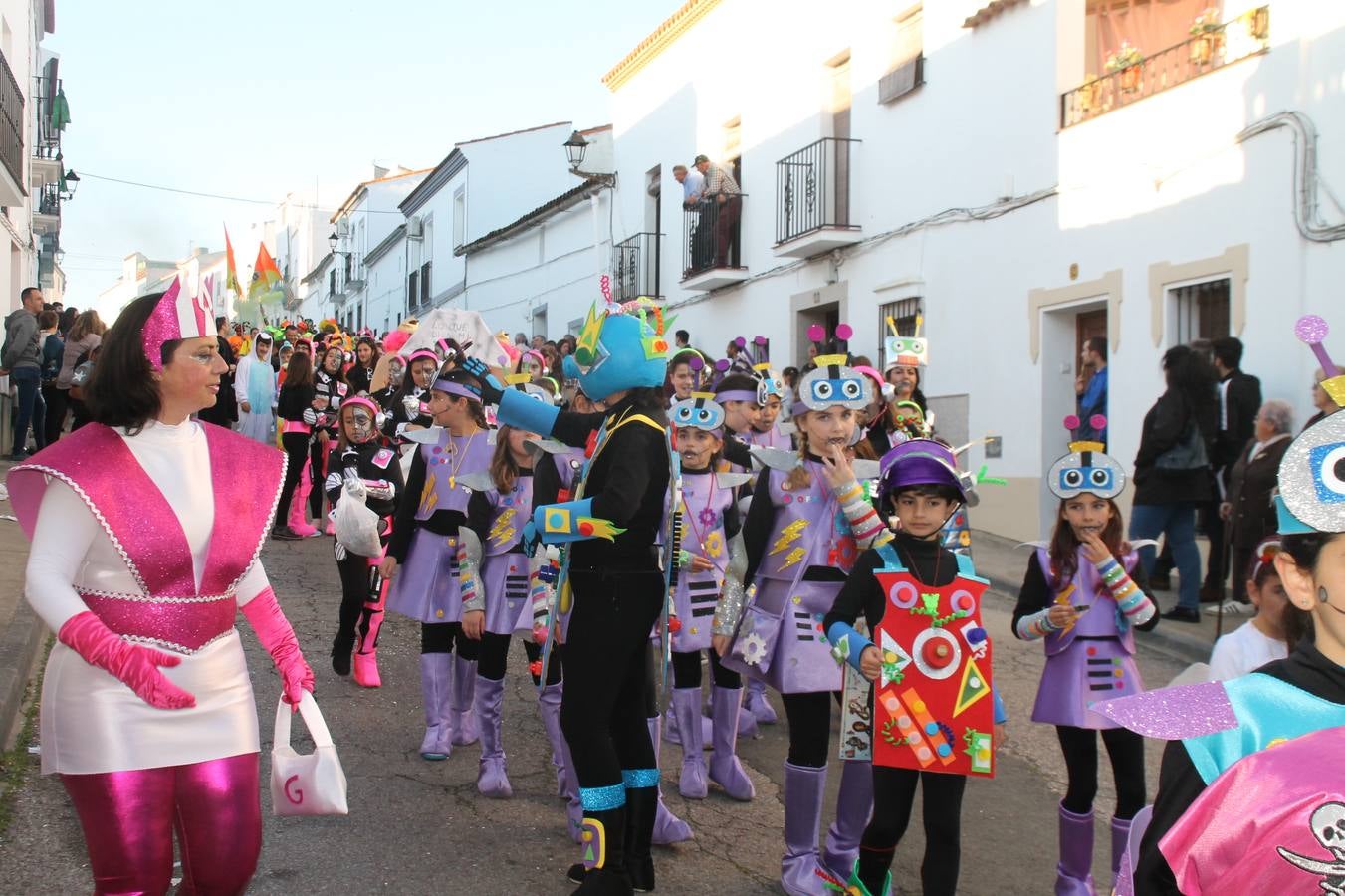 El desfile de Carnaval llenó de alegría, colorido y animación las calles de Jerez de los Caballeros. El desfile partió de la calle Eritas continuó el recorrido por el barrio de Los Mártires, la corredera Hernando de Soto y la calle Vasco Núñez, para culminar en la Plaza de España.Destacó la participación de muchos grupos, de todas las edades, pero especialmente de jóvenes, savia nueva que se va incorporando a la fiesta. Con un ambiente primaveral, fueron muchas las personas que se concentraron a lo largo del recorrido para disfrutar de este caudal de fantasía y de fiesta.