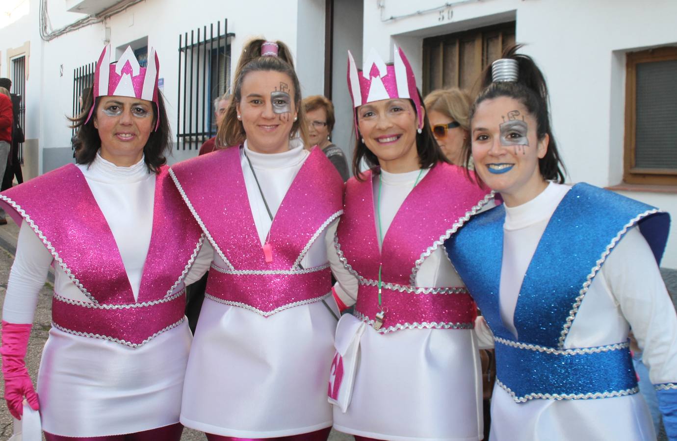 El desfile de Carnaval llenó de alegría, colorido y animación las calles de Jerez de los Caballeros. El desfile partió de la calle Eritas continuó el recorrido por el barrio de Los Mártires, la corredera Hernando de Soto y la calle Vasco Núñez, para culminar en la Plaza de España.Destacó la participación de muchos grupos, de todas las edades, pero especialmente de jóvenes, savia nueva que se va incorporando a la fiesta. Con un ambiente primaveral, fueron muchas las personas que se concentraron a lo largo del recorrido para disfrutar de este caudal de fantasía y de fiesta.