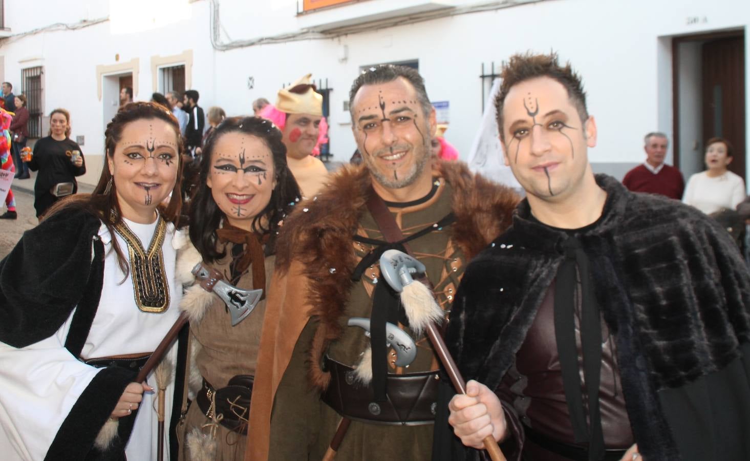 El desfile de Carnaval llenó de alegría, colorido y animación las calles de Jerez de los Caballeros. El desfile partió de la calle Eritas continuó el recorrido por el barrio de Los Mártires, la corredera Hernando de Soto y la calle Vasco Núñez, para culminar en la Plaza de España.Destacó la participación de muchos grupos, de todas las edades, pero especialmente de jóvenes, savia nueva que se va incorporando a la fiesta. Con un ambiente primaveral, fueron muchas las personas que se concentraron a lo largo del recorrido para disfrutar de este caudal de fantasía y de fiesta.