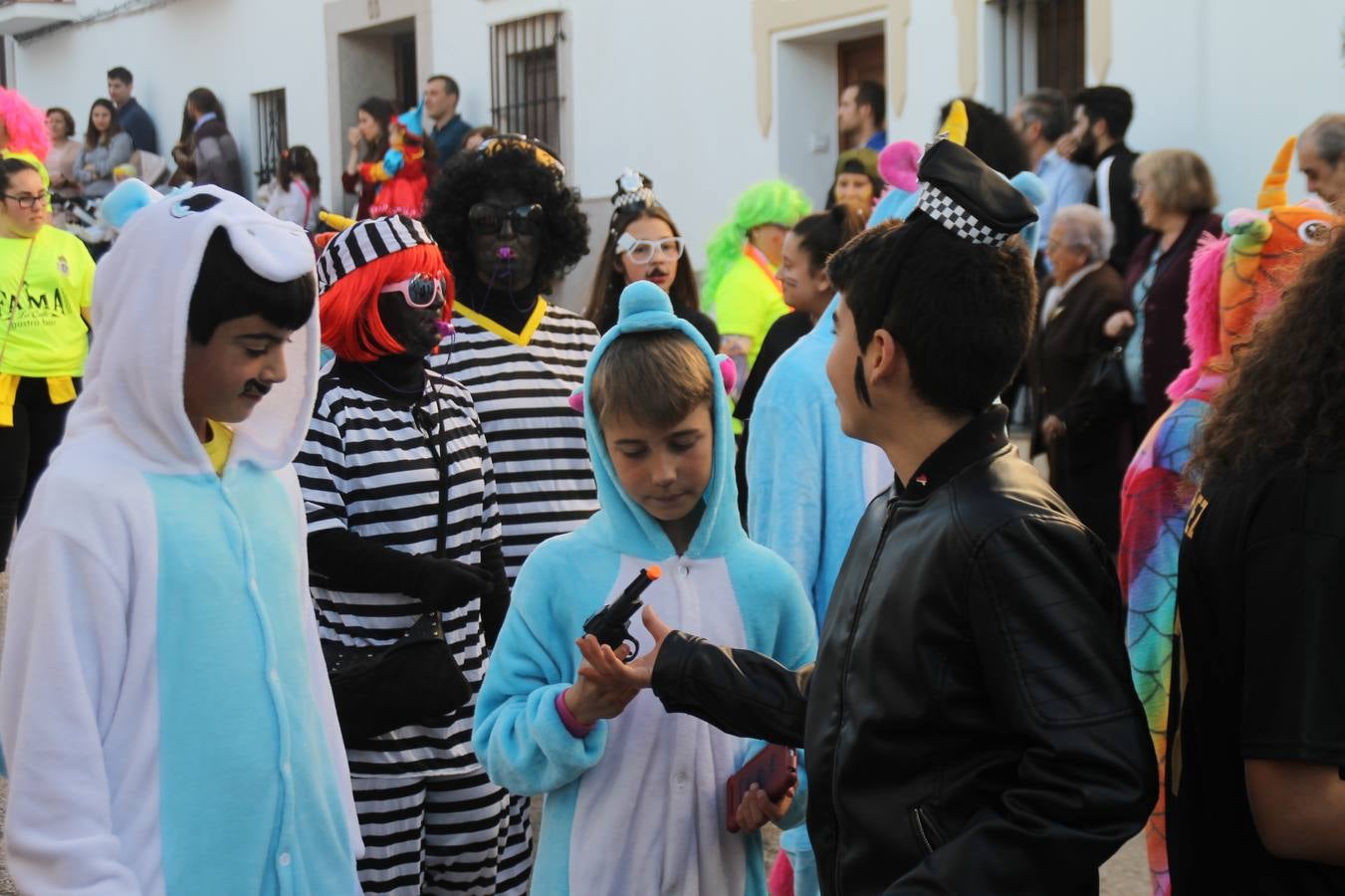 El desfile de Carnaval llenó de alegría, colorido y animación las calles de Jerez de los Caballeros. El desfile partió de la calle Eritas continuó el recorrido por el barrio de Los Mártires, la corredera Hernando de Soto y la calle Vasco Núñez, para culminar en la Plaza de España.Destacó la participación de muchos grupos, de todas las edades, pero especialmente de jóvenes, savia nueva que se va incorporando a la fiesta. Con un ambiente primaveral, fueron muchas las personas que se concentraron a lo largo del recorrido para disfrutar de este caudal de fantasía y de fiesta.