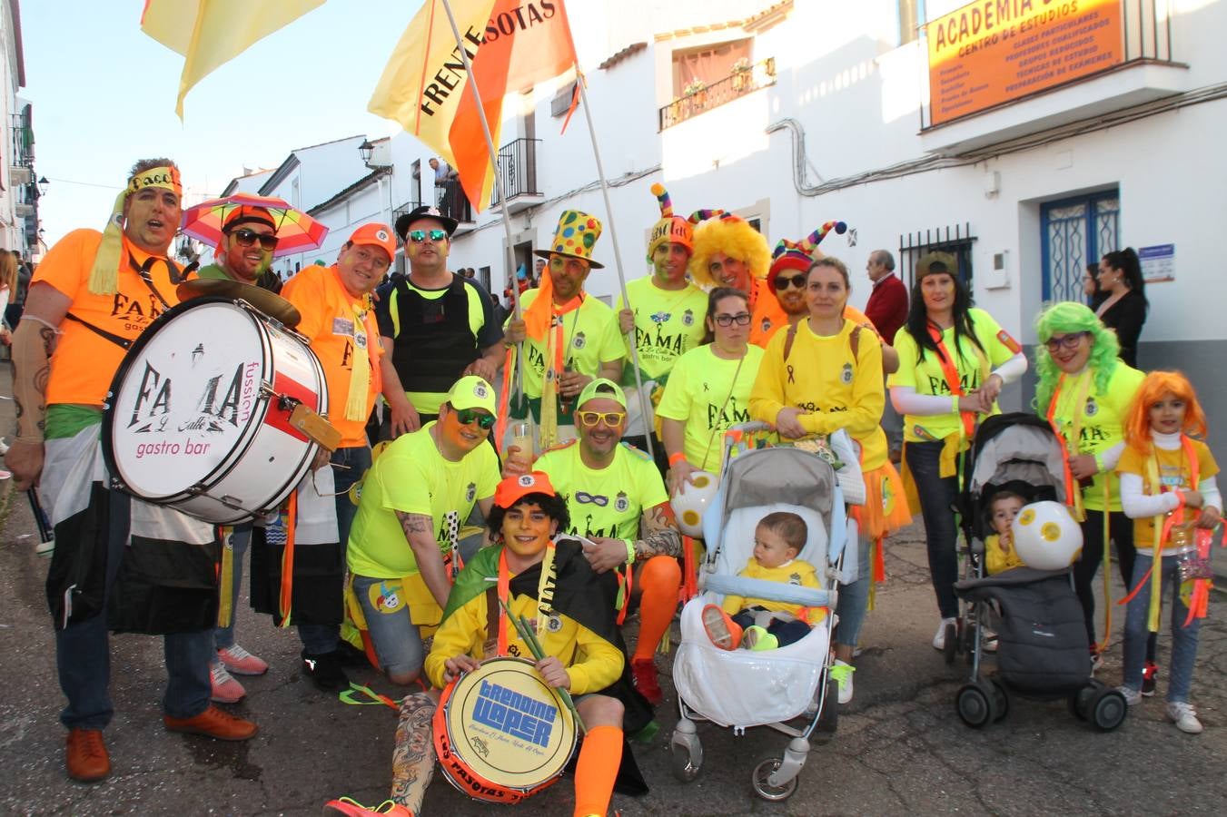 El desfile de Carnaval llenó de alegría, colorido y animación las calles de Jerez de los Caballeros. El desfile partió de la calle Eritas continuó el recorrido por el barrio de Los Mártires, la corredera Hernando de Soto y la calle Vasco Núñez, para culminar en la Plaza de España.Destacó la participación de muchos grupos, de todas las edades, pero especialmente de jóvenes, savia nueva que se va incorporando a la fiesta. Con un ambiente primaveral, fueron muchas las personas que se concentraron a lo largo del recorrido para disfrutar de este caudal de fantasía y de fiesta.