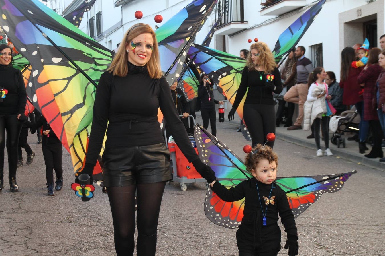 El desfile de Carnaval llenó de alegría, colorido y animación las calles de Jerez de los Caballeros. El desfile partió de la calle Eritas continuó el recorrido por el barrio de Los Mártires, la corredera Hernando de Soto y la calle Vasco Núñez, para culminar en la Plaza de España.Destacó la participación de muchos grupos, de todas las edades, pero especialmente de jóvenes, savia nueva que se va incorporando a la fiesta. Con un ambiente primaveral, fueron muchas las personas que se concentraron a lo largo del recorrido para disfrutar de este caudal de fantasía y de fiesta.