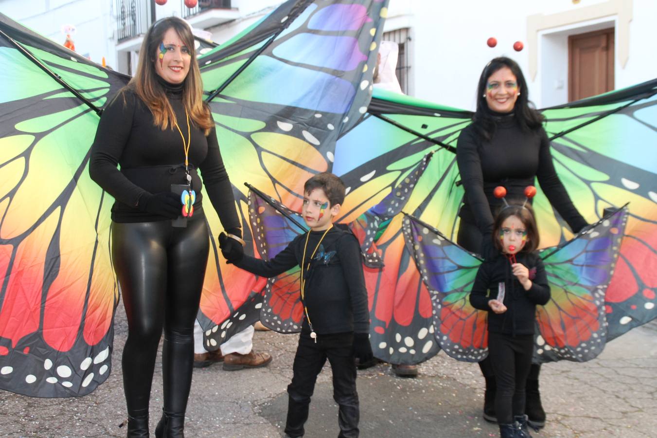 El desfile de Carnaval llenó de alegría, colorido y animación las calles de Jerez de los Caballeros. El desfile partió de la calle Eritas continuó el recorrido por el barrio de Los Mártires, la corredera Hernando de Soto y la calle Vasco Núñez, para culminar en la Plaza de España.Destacó la participación de muchos grupos, de todas las edades, pero especialmente de jóvenes, savia nueva que se va incorporando a la fiesta. Con un ambiente primaveral, fueron muchas las personas que se concentraron a lo largo del recorrido para disfrutar de este caudal de fantasía y de fiesta.