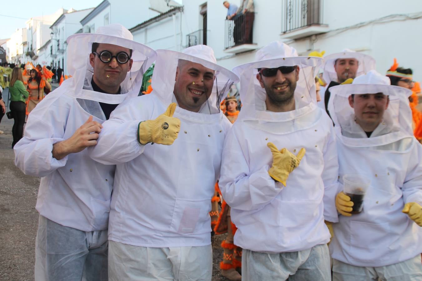 El desfile de Carnaval llenó de alegría, colorido y animación las calles de Jerez de los Caballeros. El desfile partió de la calle Eritas continuó el recorrido por el barrio de Los Mártires, la corredera Hernando de Soto y la calle Vasco Núñez, para culminar en la Plaza de España.Destacó la participación de muchos grupos, de todas las edades, pero especialmente de jóvenes, savia nueva que se va incorporando a la fiesta. Con un ambiente primaveral, fueron muchas las personas que se concentraron a lo largo del recorrido para disfrutar de este caudal de fantasía y de fiesta.