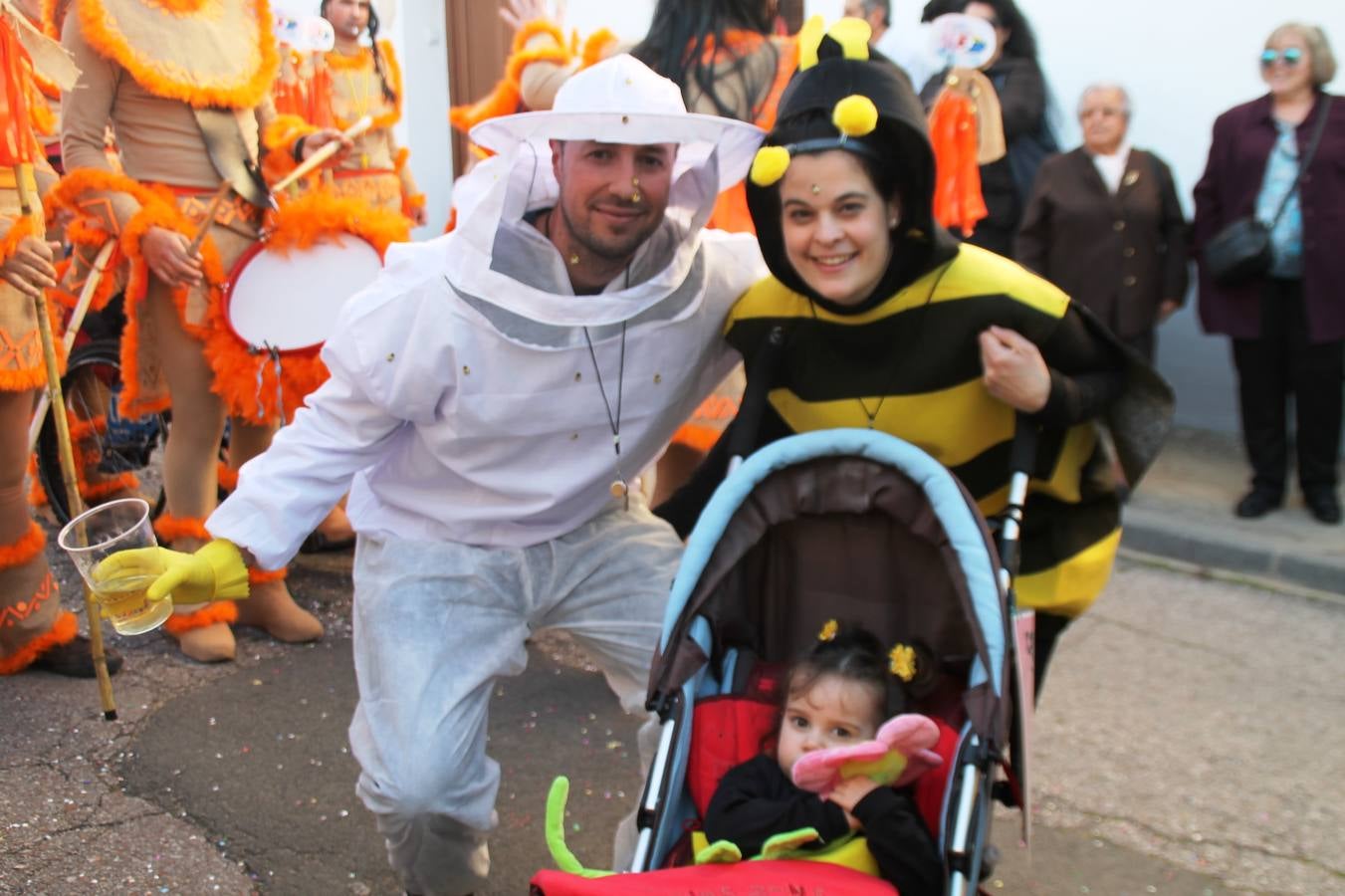 El desfile de Carnaval llenó de alegría, colorido y animación las calles de Jerez de los Caballeros. El desfile partió de la calle Eritas continuó el recorrido por el barrio de Los Mártires, la corredera Hernando de Soto y la calle Vasco Núñez, para culminar en la Plaza de España.Destacó la participación de muchos grupos, de todas las edades, pero especialmente de jóvenes, savia nueva que se va incorporando a la fiesta. Con un ambiente primaveral, fueron muchas las personas que se concentraron a lo largo del recorrido para disfrutar de este caudal de fantasía y de fiesta.